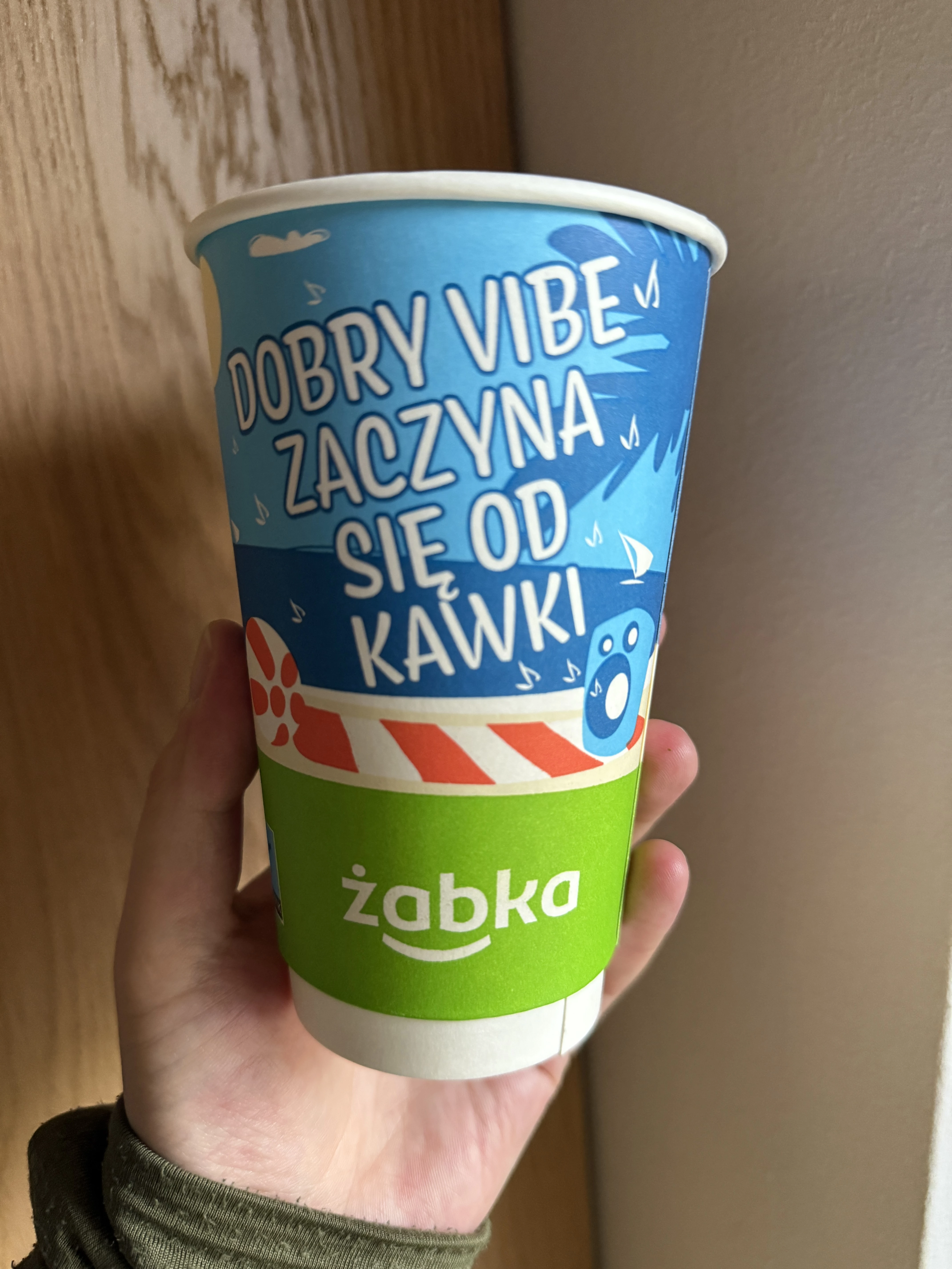 Kubek papierowy na kawę Żabka – „Dobry vibe zaczyna się od kawki”