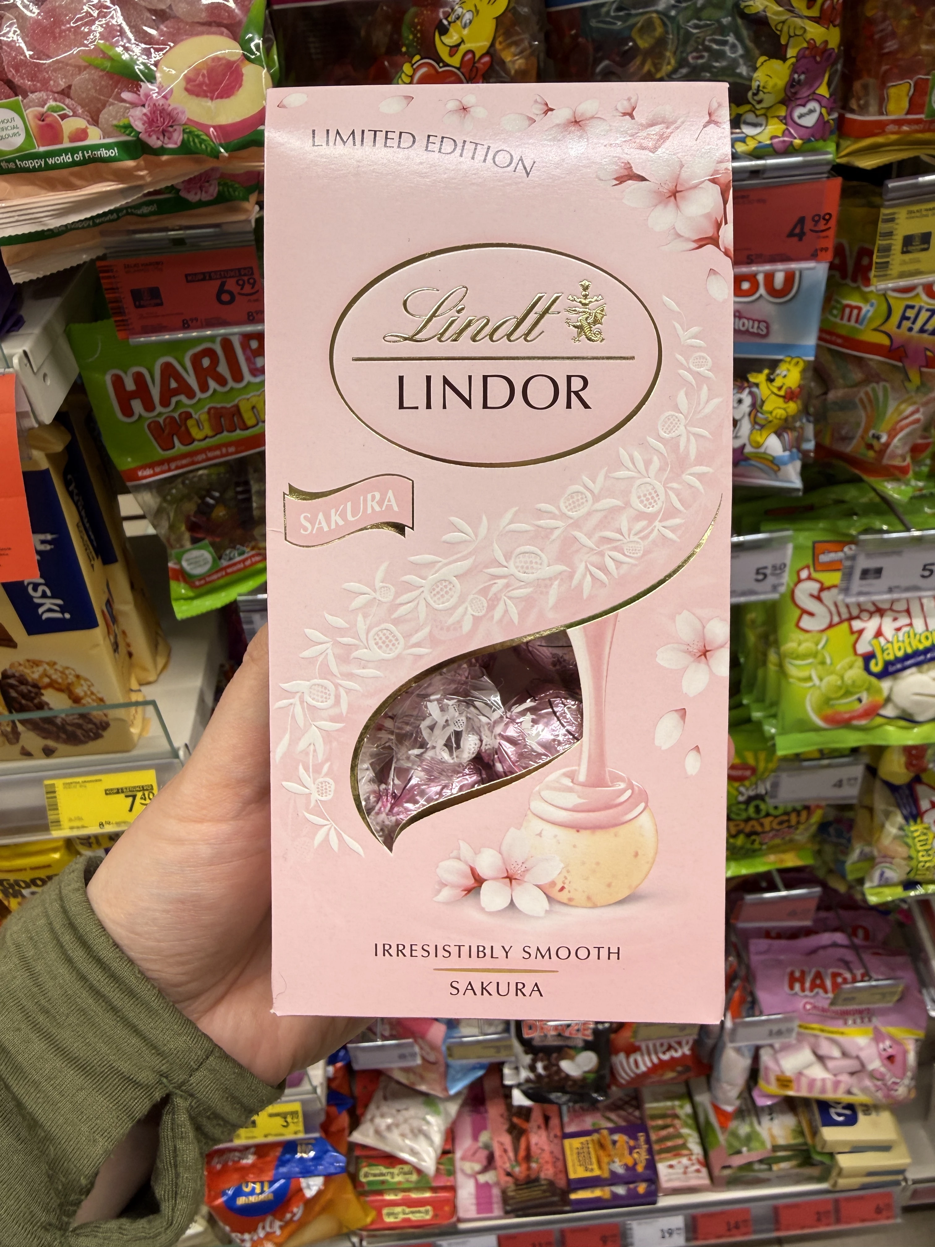 Lindt Lindor Sakura Limited Edition | 137g