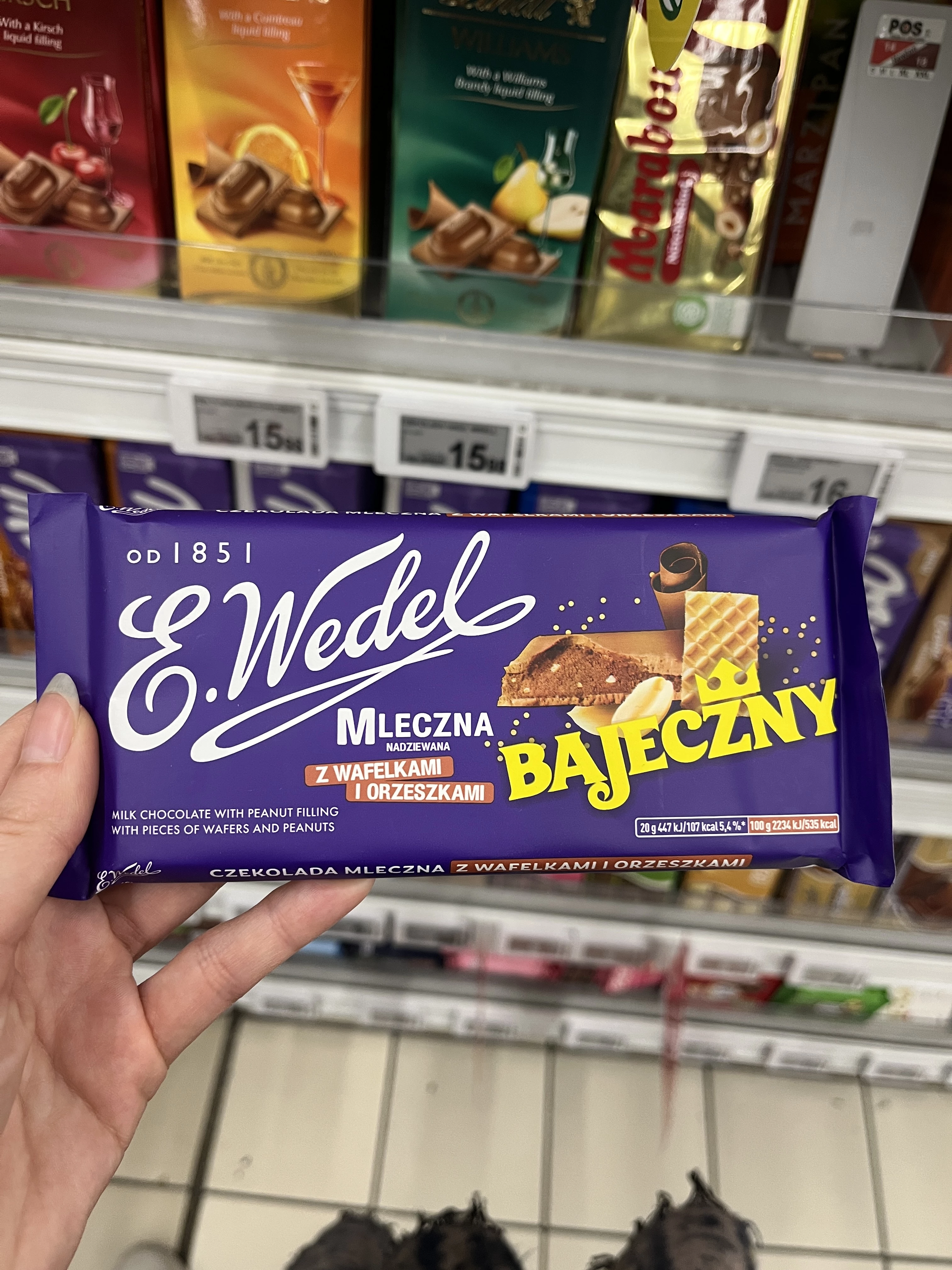 E. Wedel Bajeczny Czekolada mleczna nadziewana z wafelkami i orzeszkami | 100g