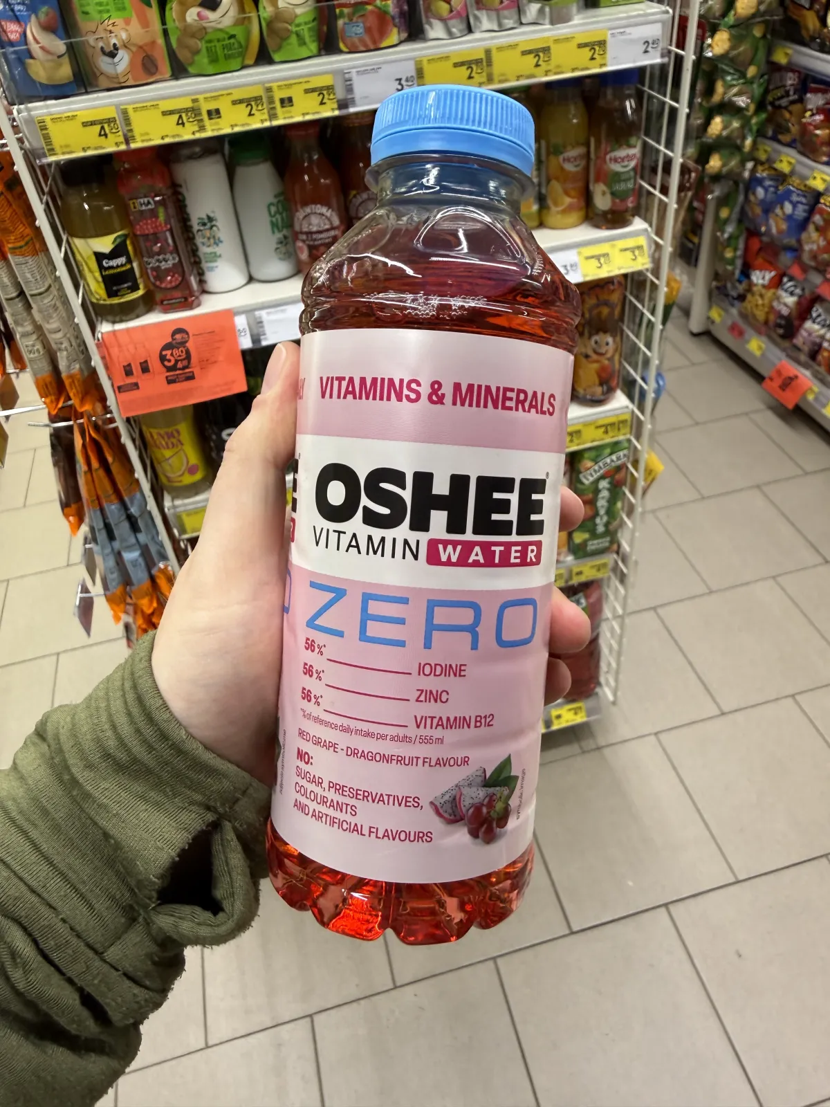 Oshee Vitamin Water Zero Witaminy i Minerały Winogrona Dragonfruit | 555ml