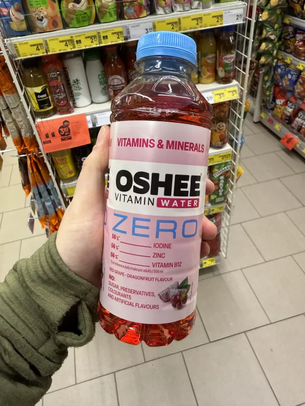 Oshee Vitamin Water Zero Witaminy i Minerały Winogrona Dragonfruit | 555ml