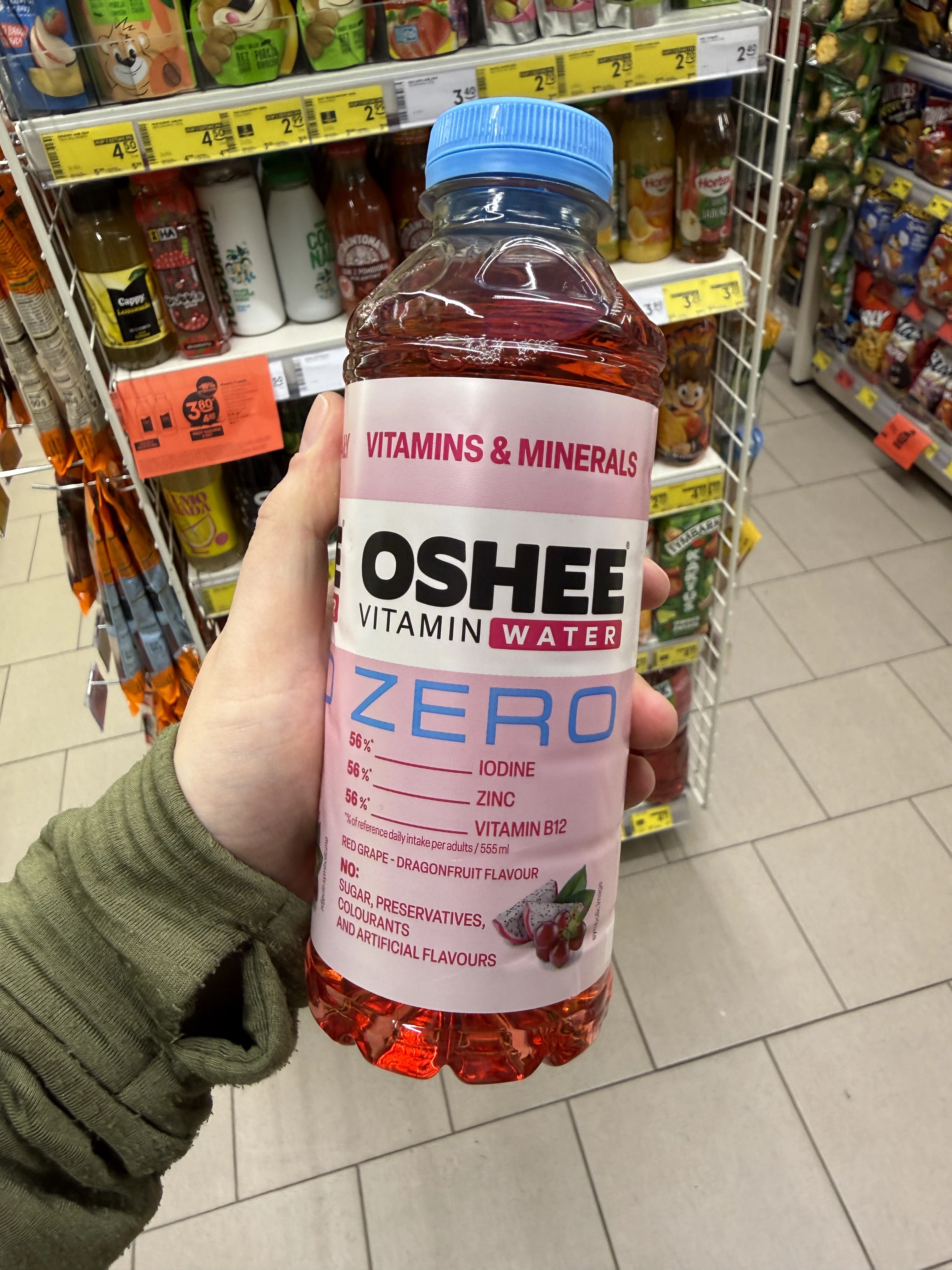 Oshee Vitamin Water Zero Witaminy i Minerały Winogrona Dragonfruit | 555ml