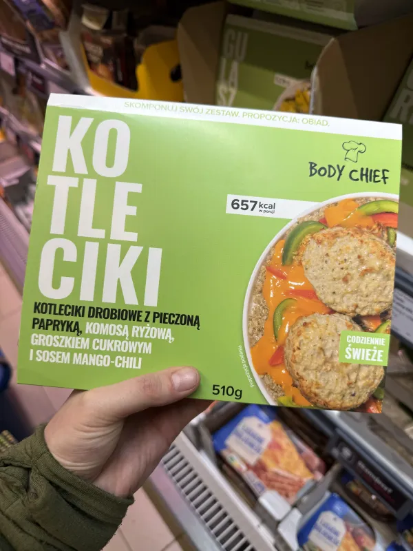Body Chief Kotleciki drobiowe z pieczoną papryką, komosą ryżową, groszkiem cukrowym i sosem mango-chili | 510g