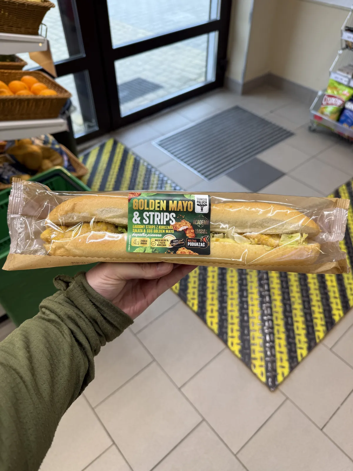 Golden Mayo & Strips. Łagodny strips z kurczaka, sałata & sos Golden Mayo. Bagietka pszenna (Tomcio Paluch) | 230g