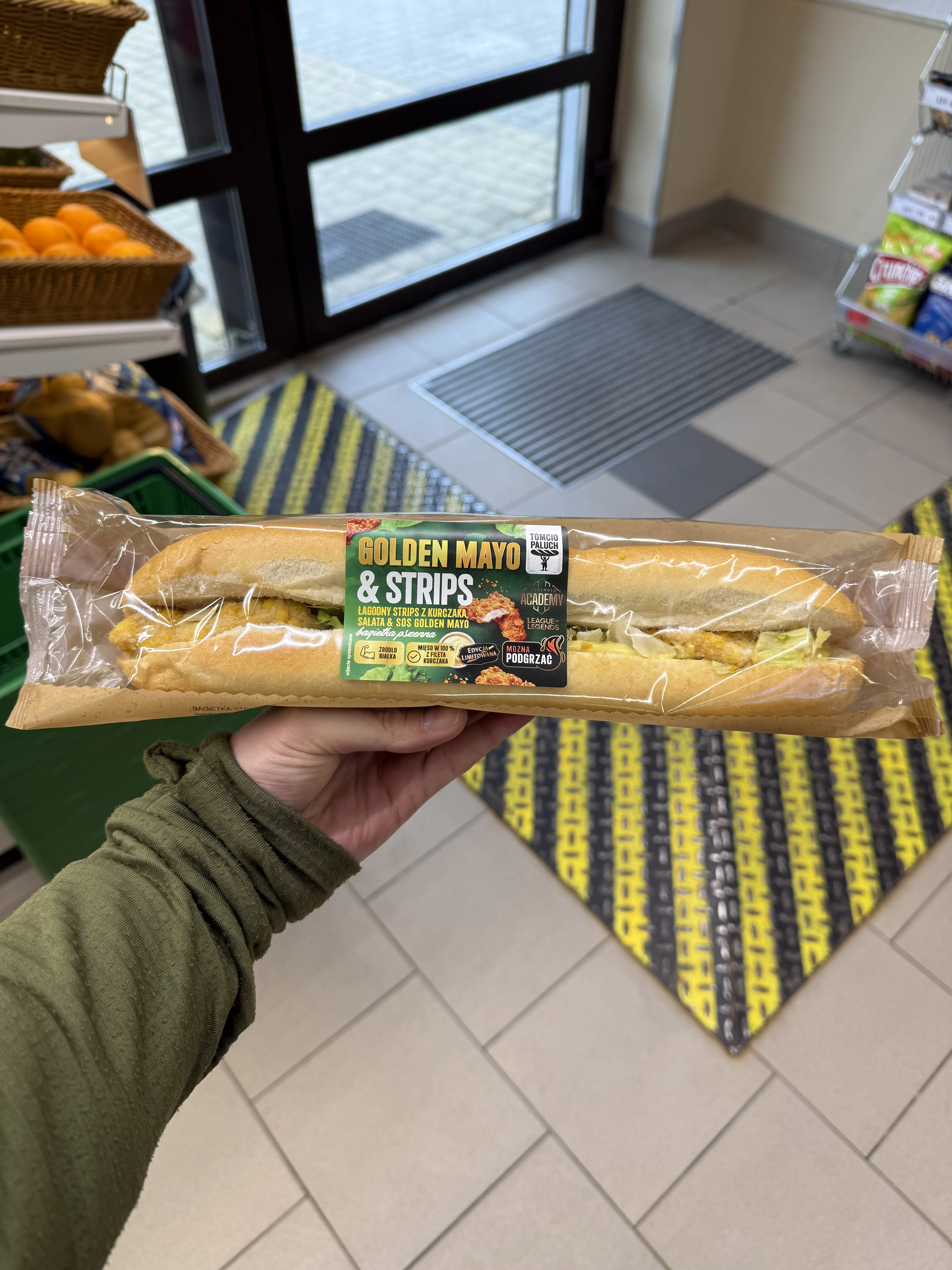 Golden Mayo & Strips. Łagodny strips z kurczaka, sałata & sos Golden Mayo. Bagietka pszenna (Tomcio Paluch) | 230g