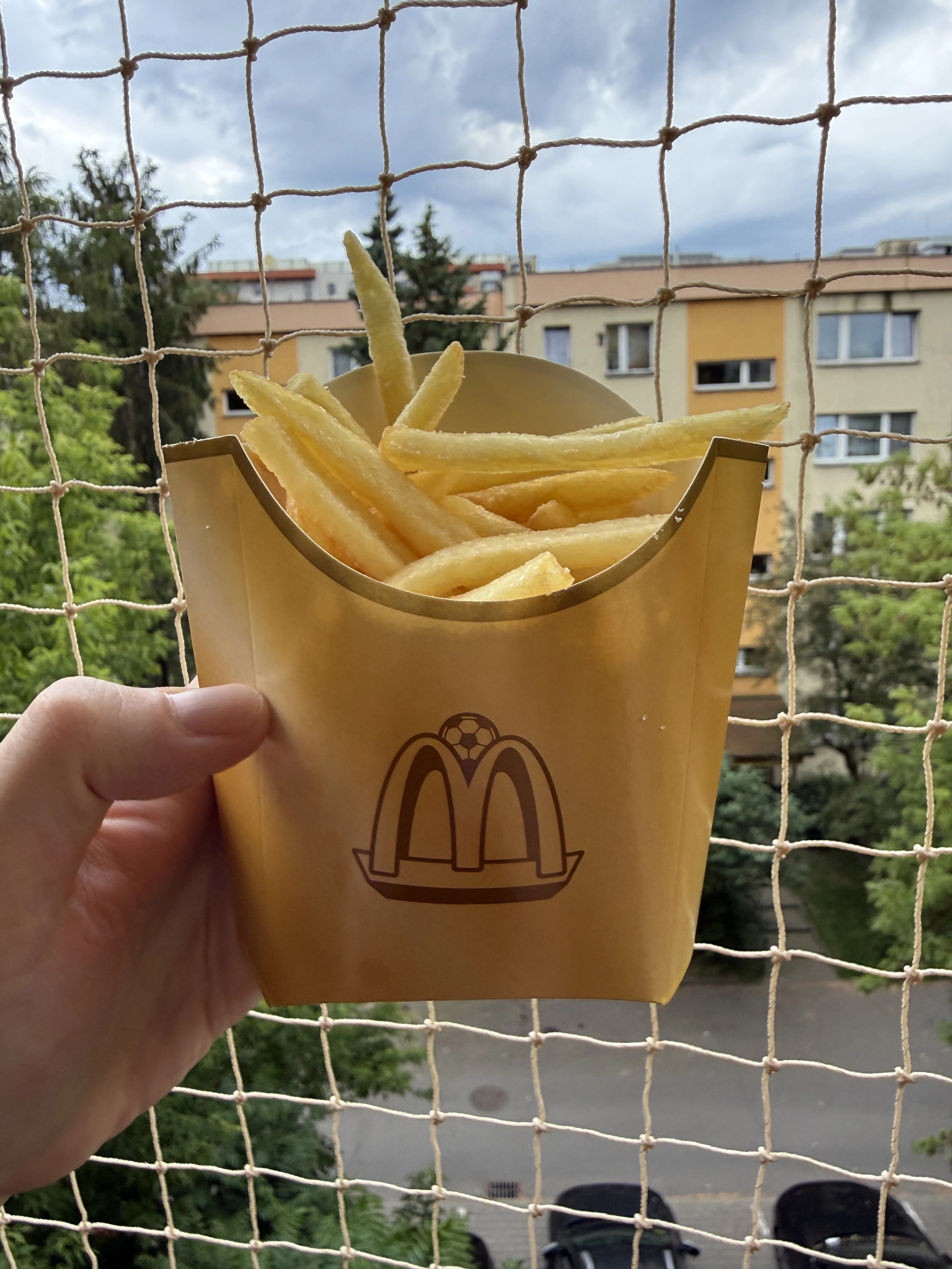 Opakowanie na frytki McDonald’s z motywem piłkarskim