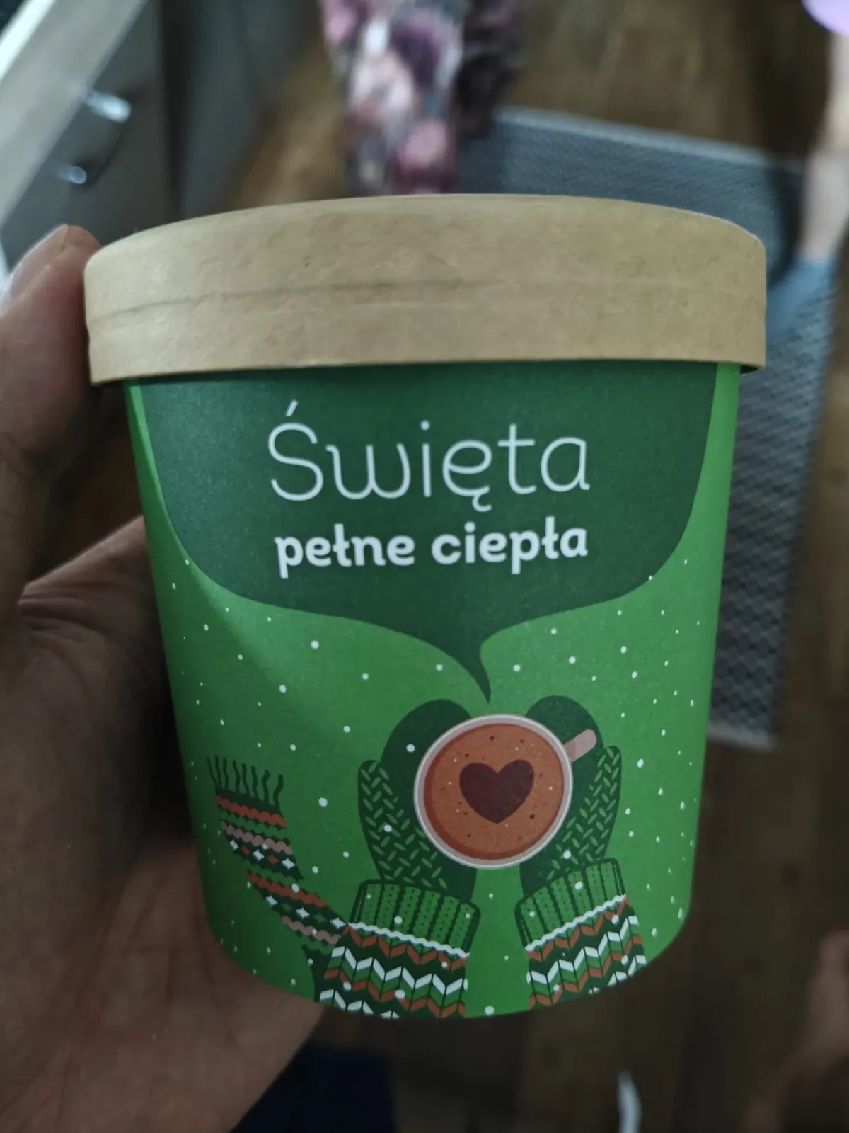 Czekoladowa bomba mleczna z piankami (Manufaktura Czekolady / Żabka, edycja świąteczna) | 45g