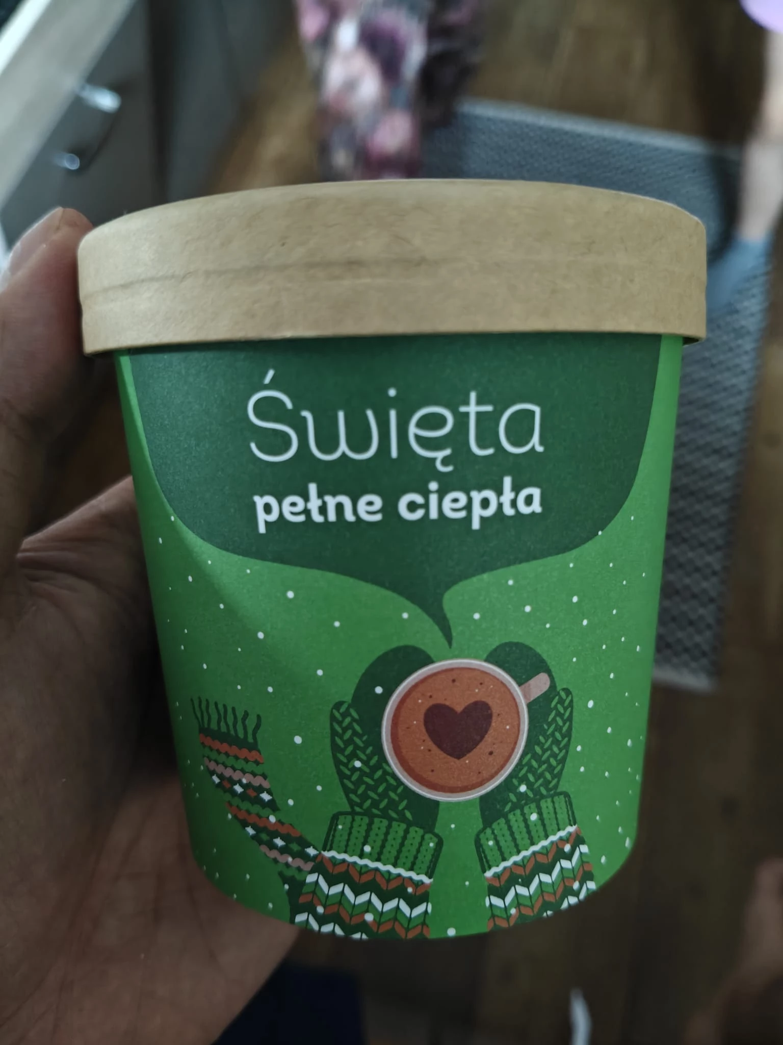 Czekoladowa bomba mleczna z piankami (Manufaktura Czekolady / Żabka, edycja świąteczna) | 45g