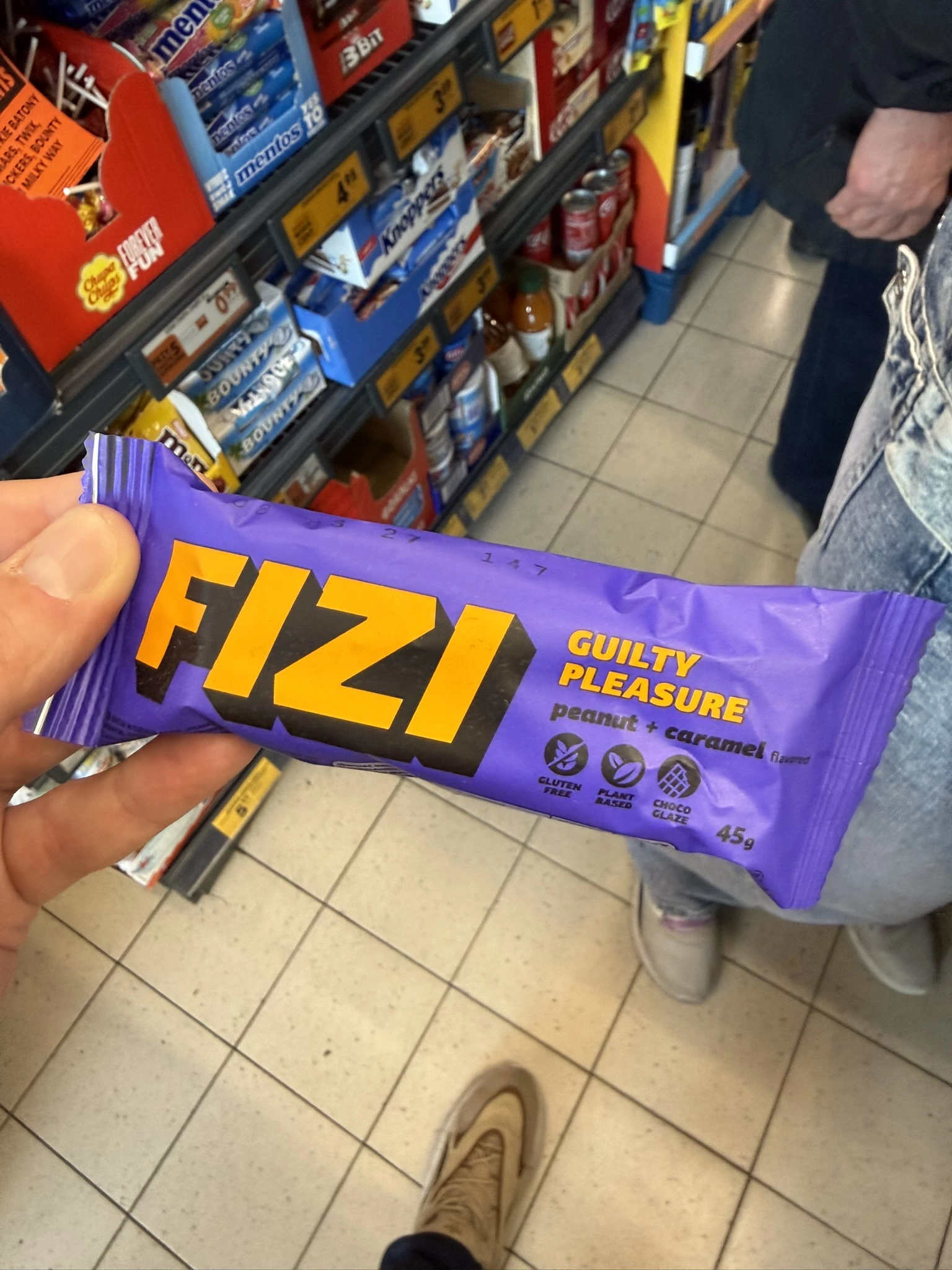 FIZI Guilty Pleasure Peanut & Caramel – wegański baton proteinowy w polewie czekoladowej | 45g