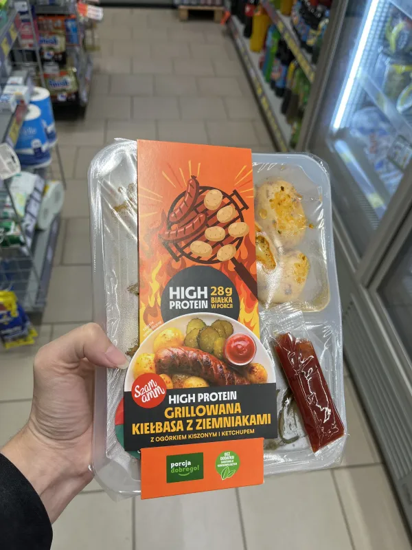 High Protein Grillowana kiełbasa z ziemniakami z ogórkiem kiszonym i ketchupem Szamamm | 400g