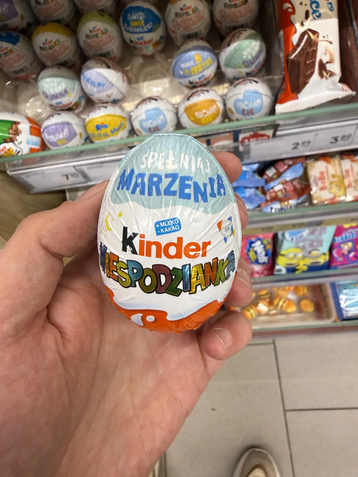 Kinder Niespodzianka Słodkie jajko z niespodzianką pokryte czekoladą mleczną Spełniaj Marzenia | 20g