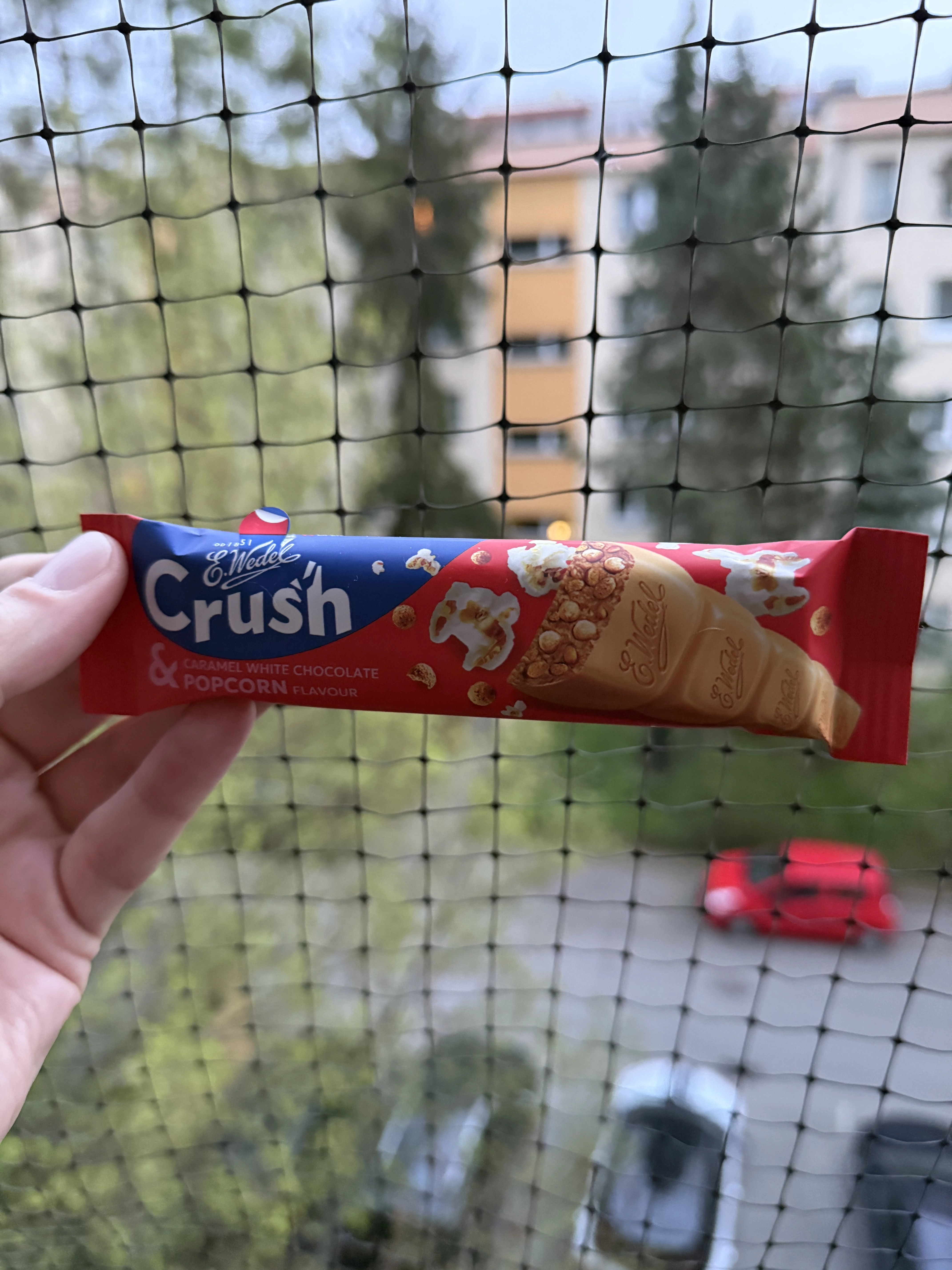 E. Wedel Crush Baton z czekolady białej karmelowej z prażoną soloną kukurydzą i chrupkami | 25g