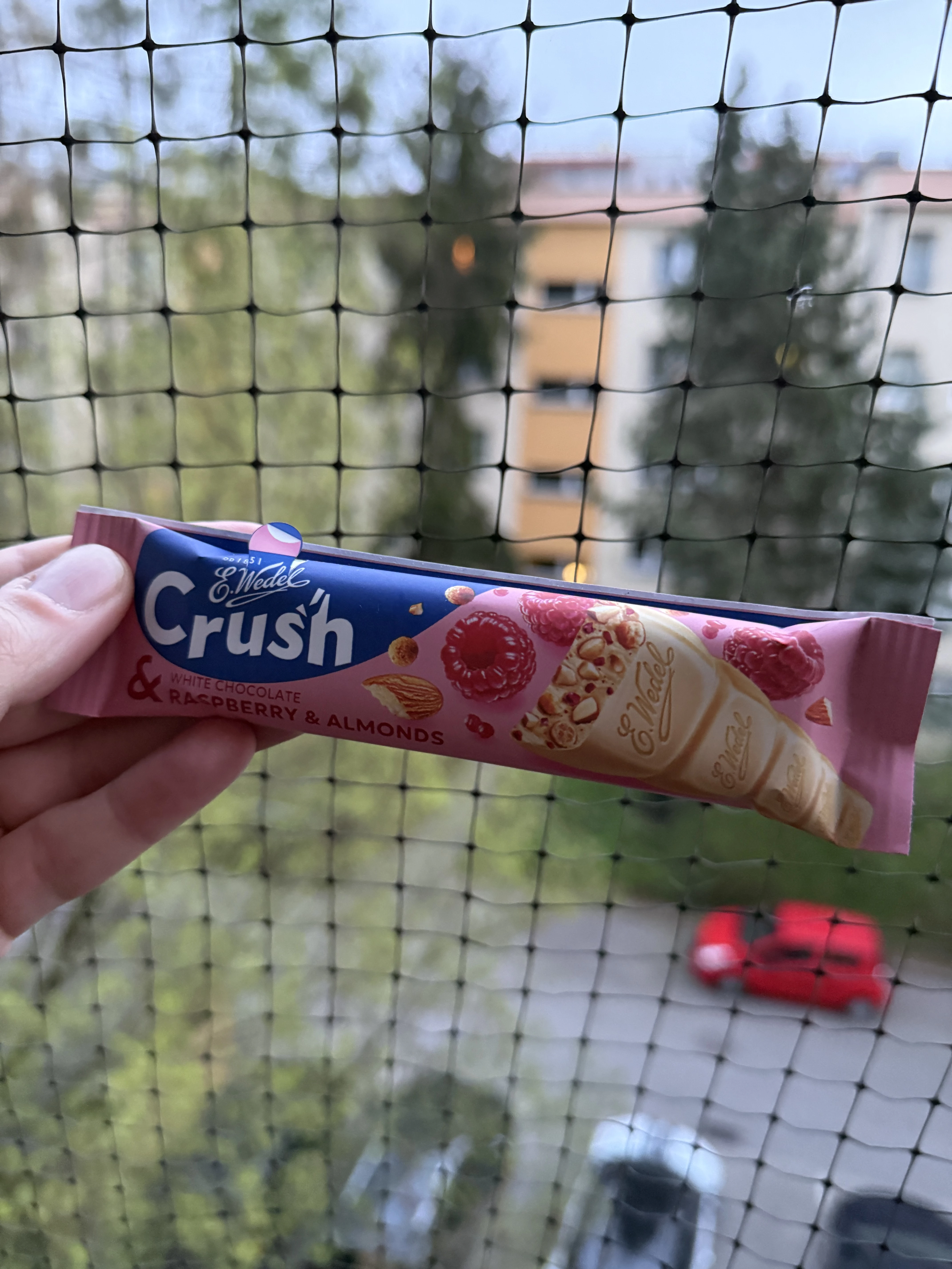 Wedel Crush biała czekolada z malinami i migdałami | 25g