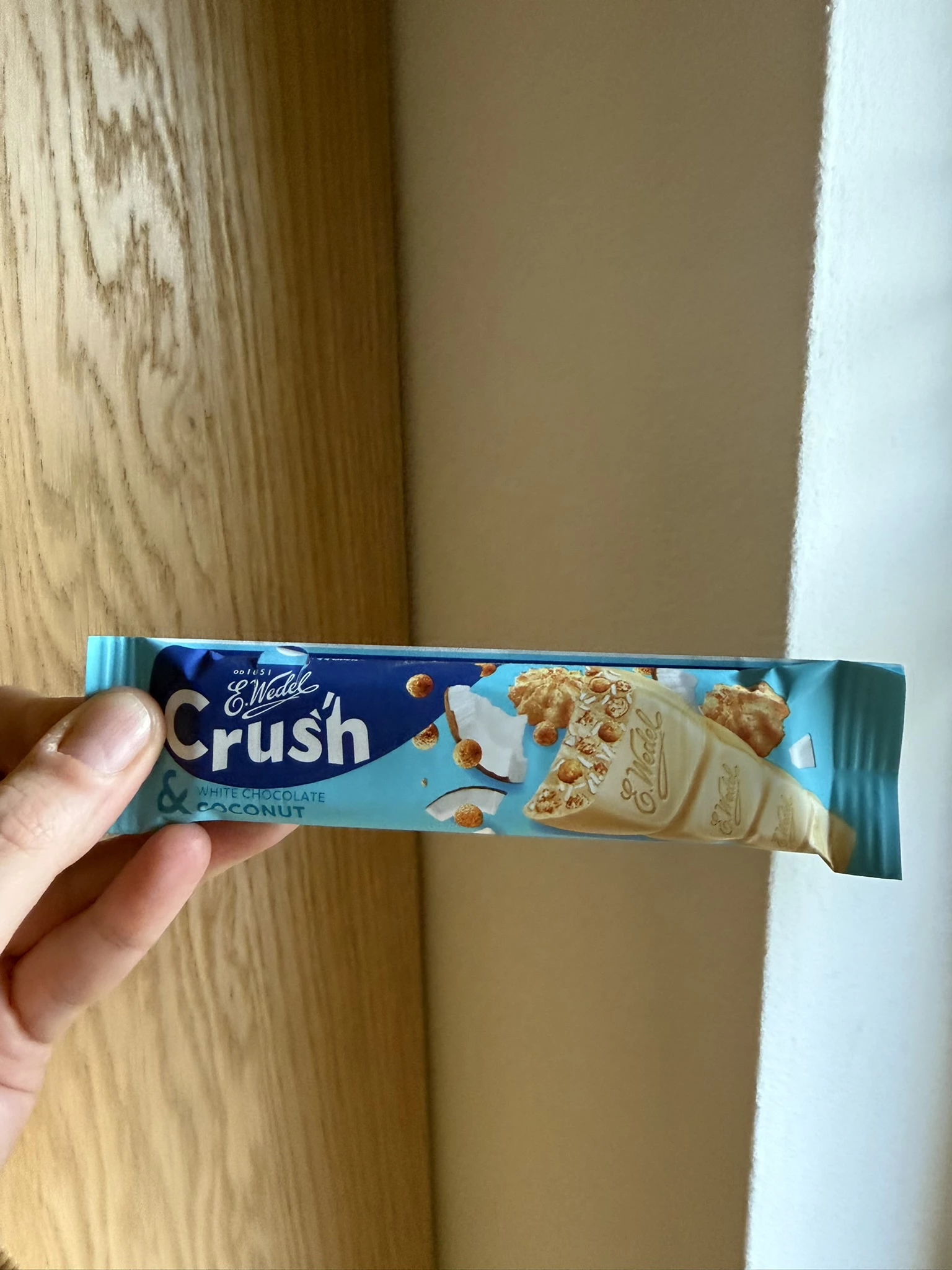 E. Wedel Crush Baton z białej czekolady z ciasteczkami kokosowymi | 25g