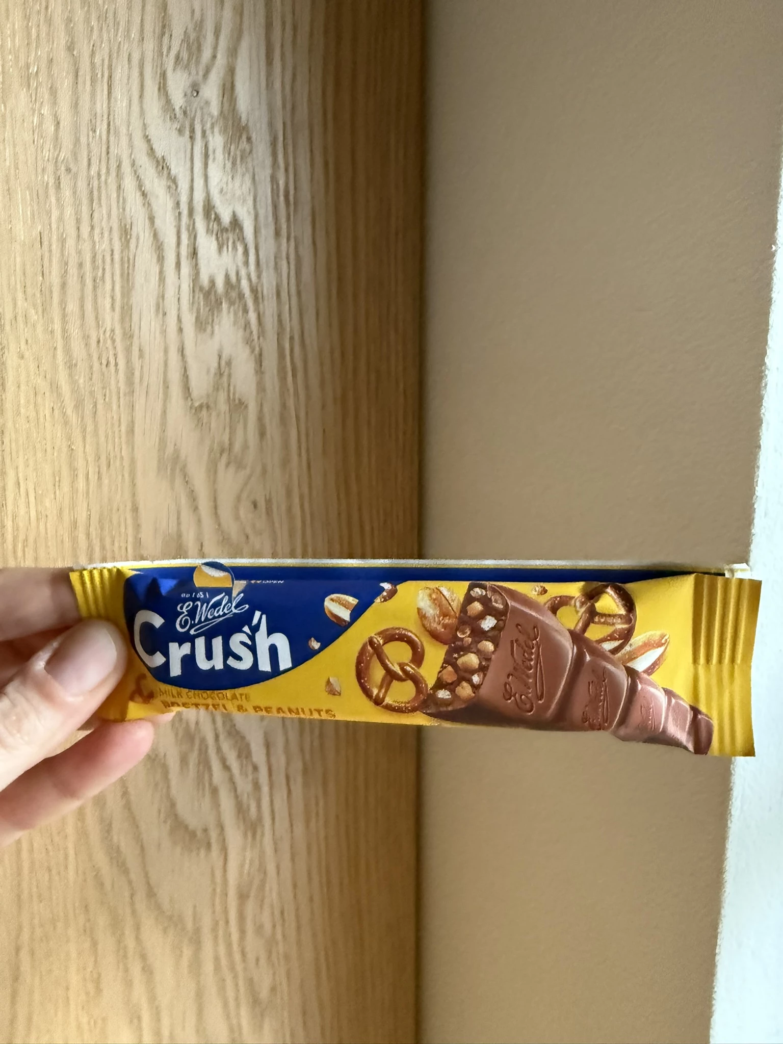 E.Wedel Crush Baton z Mlecznej Czekolady z Precelkami i Orzeszkami | 25g