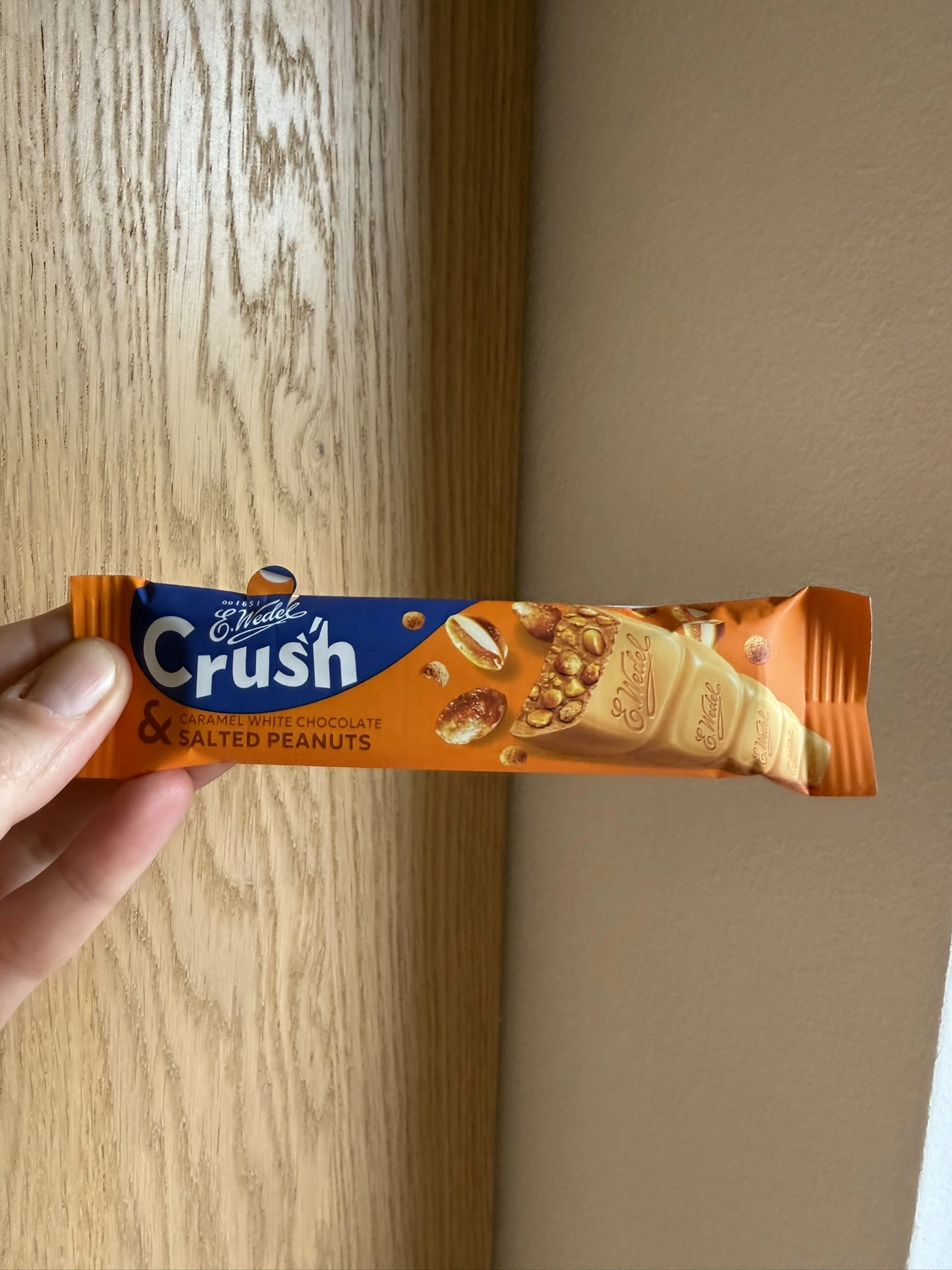 Wedel Crush Baton z czekolady białej karmelowej z karmelizowanymi orzeszkami arachidowymi | 25g