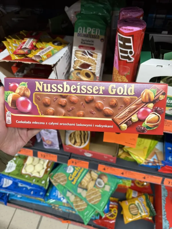 Nussbeisser Gold Czekolada mleczna z całymi orzechami laskowymi i rodzynkami | 220g