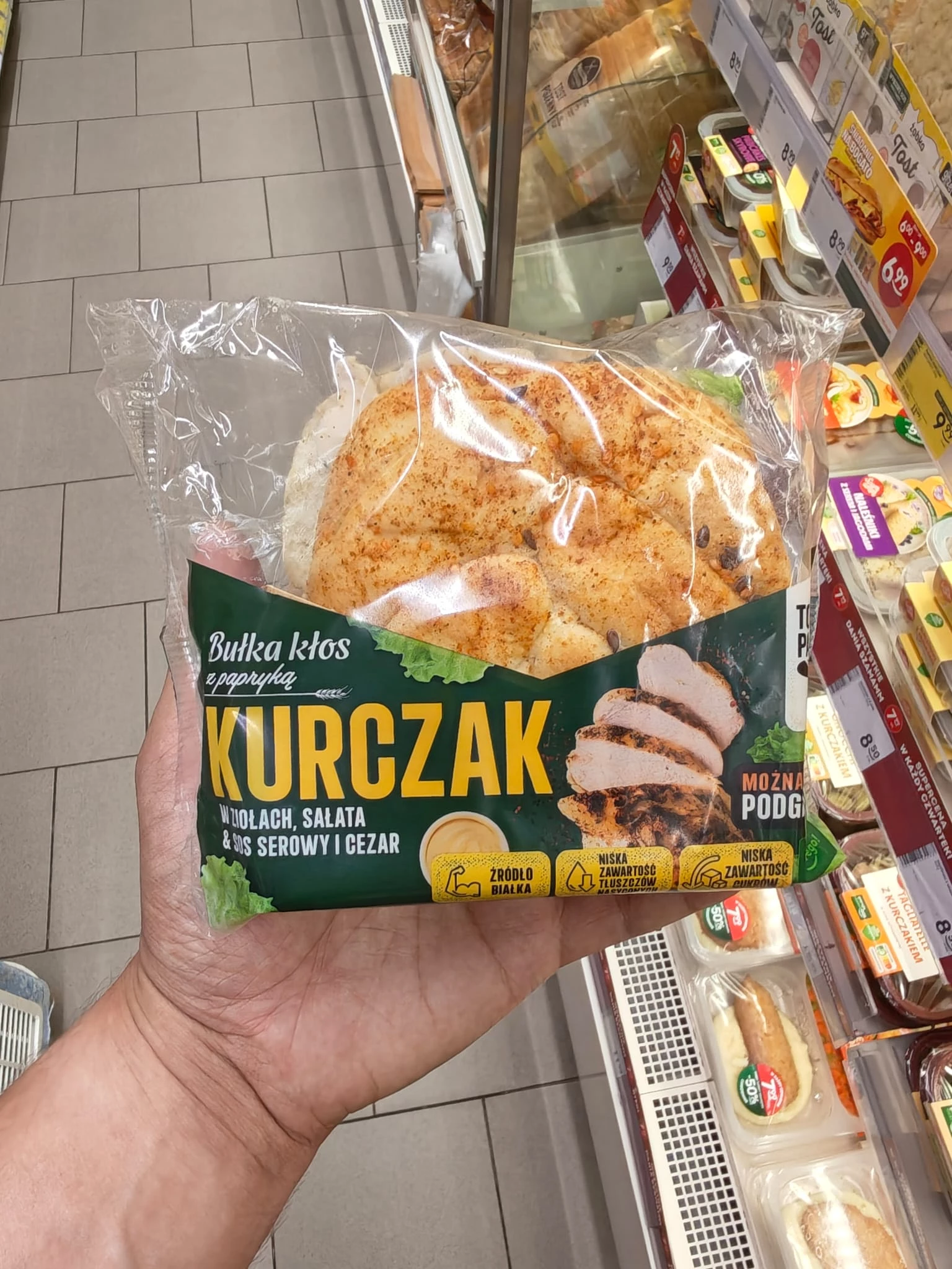 Tomcio Paluch Bułka kłos z papryką – Kurczak w ziołach, sałata & sos serowy i cezar | 138g