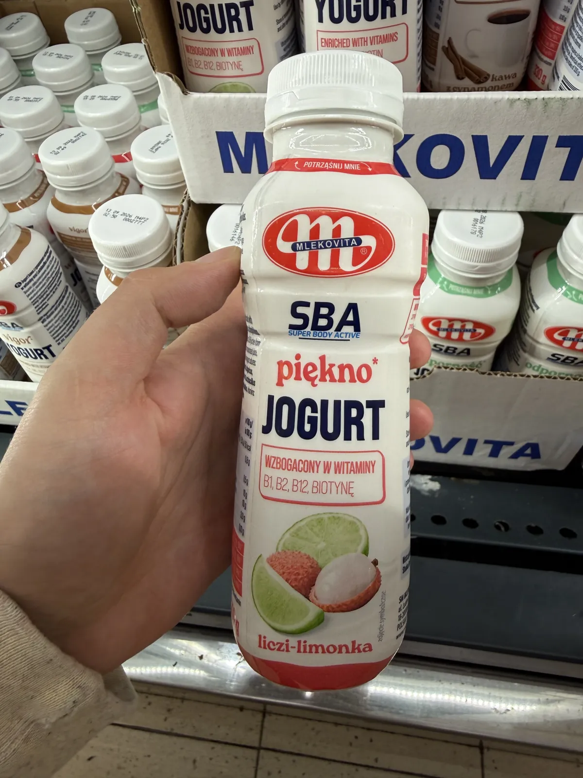 Mlekovita Super Body Active piękno Jogurt liczi-limonka wzbogacony w witaminy (napis „BIOTYNĘ” na froncie) | 330g