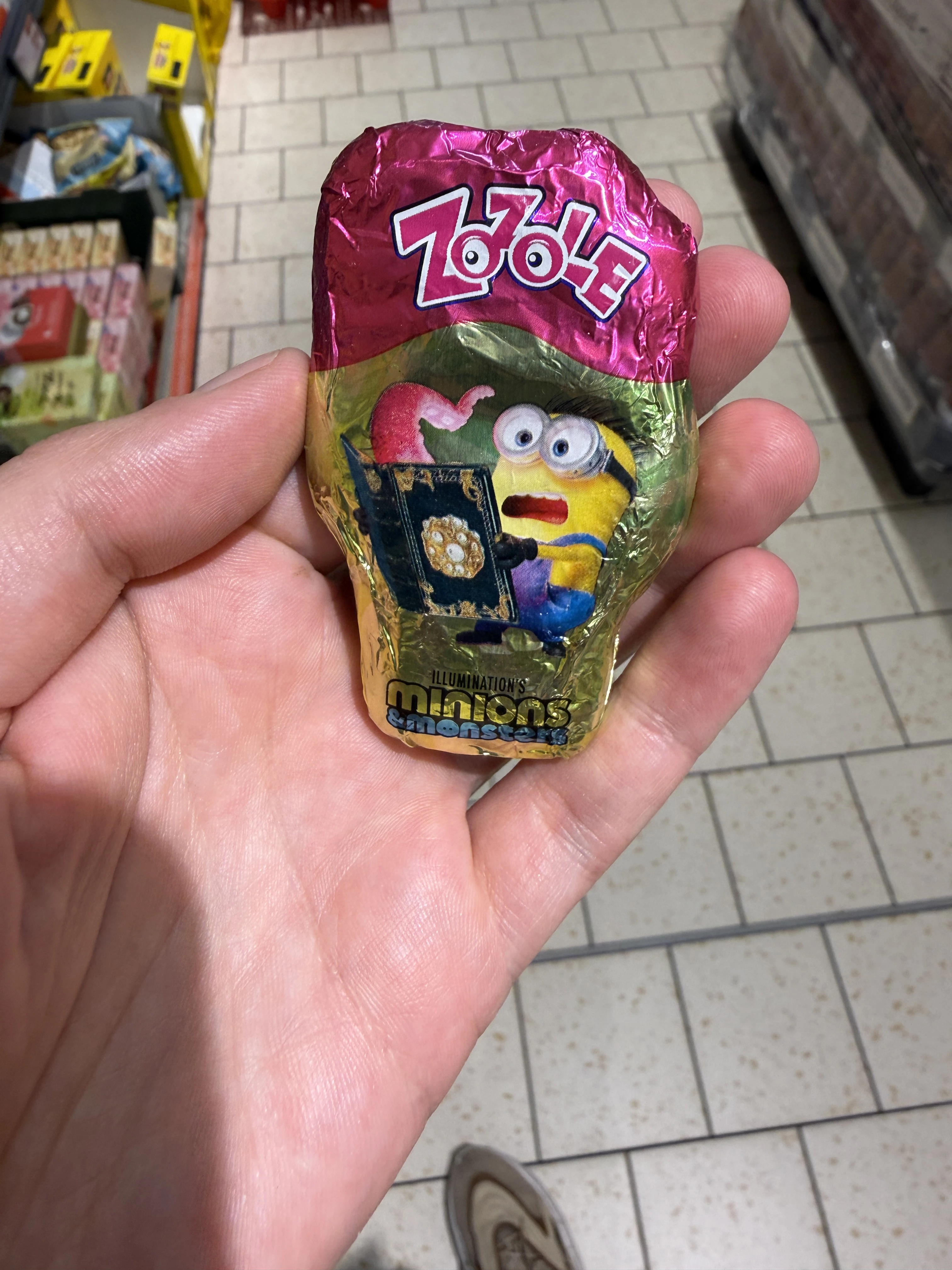 Zozole Figurka Minions & Monsters o smaku czekoladowym (Minionek z księgą) | 29g