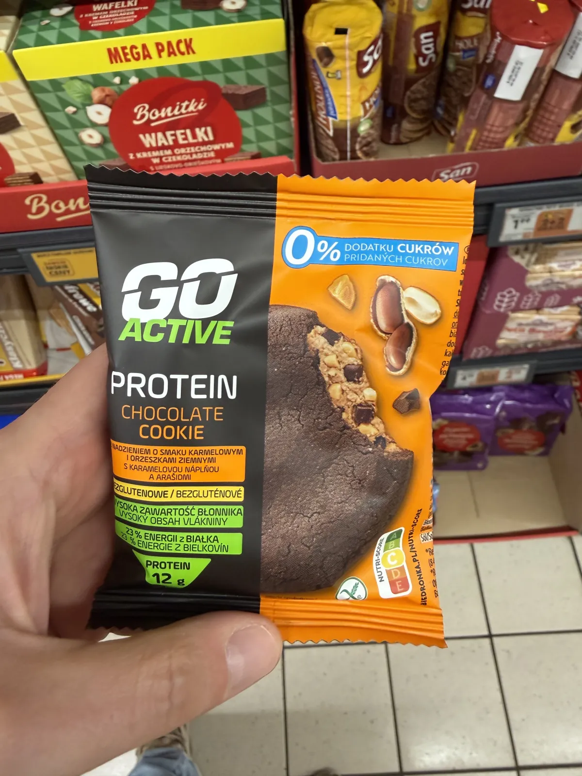 Go Active Protein Chocolate Cookie z nadzieniem o smaku karmelowym i orzeszkami ziemnymi | 50g