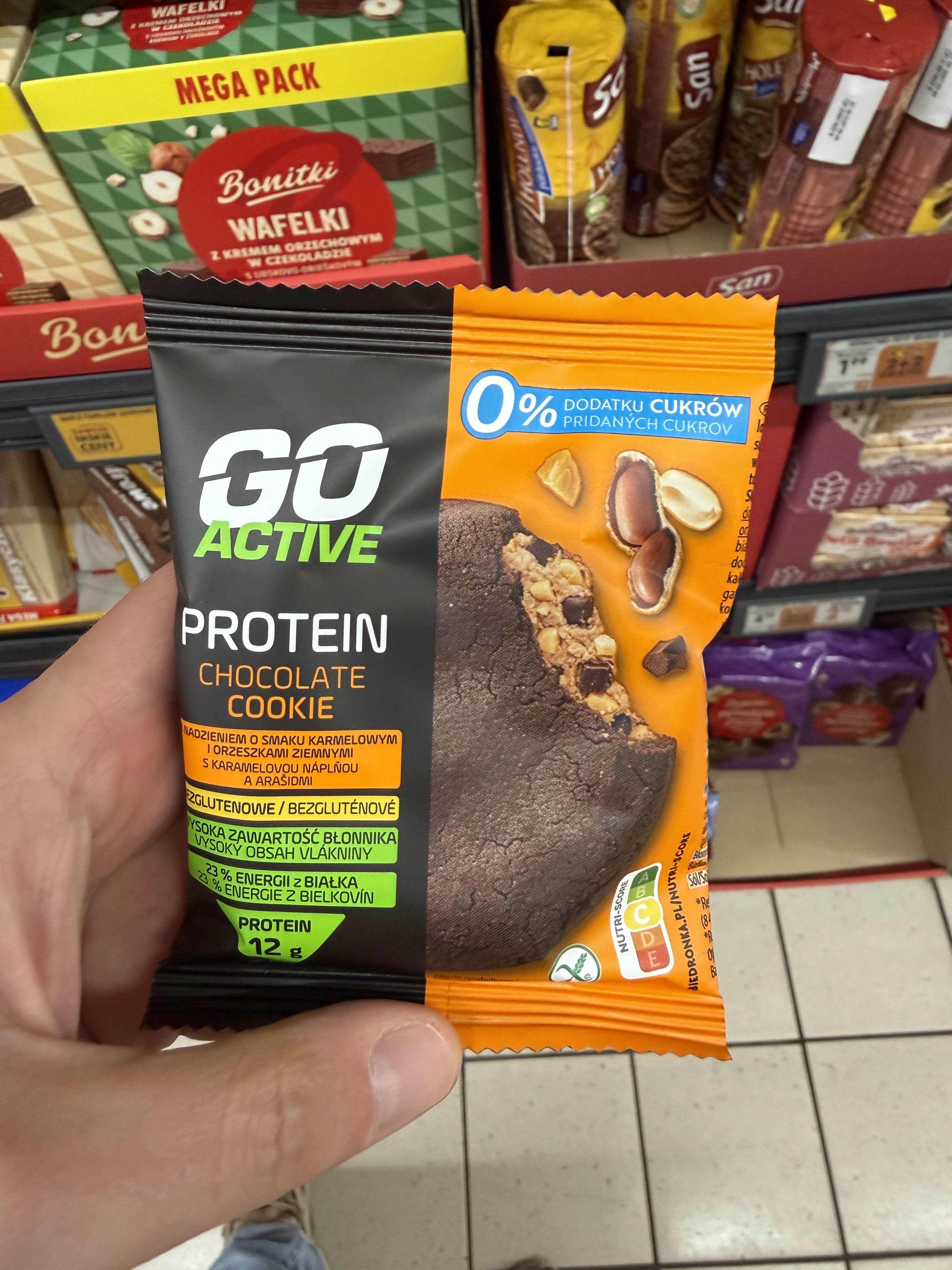 Go Active Protein Chocolate Cookie z nadzieniem o smaku karmelowym i orzeszkami ziemnymi | 50g