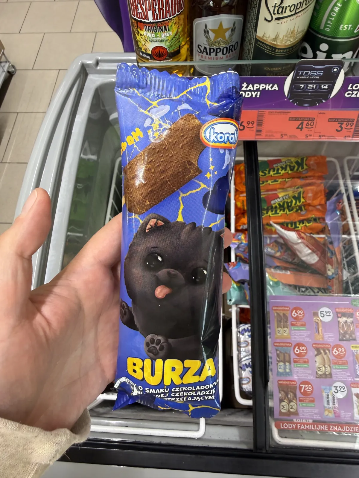 Koral Burza Lody o smaku czekoladowym w mlecznej czekoladzie z cukrem strzelającym | 65g / 90ml