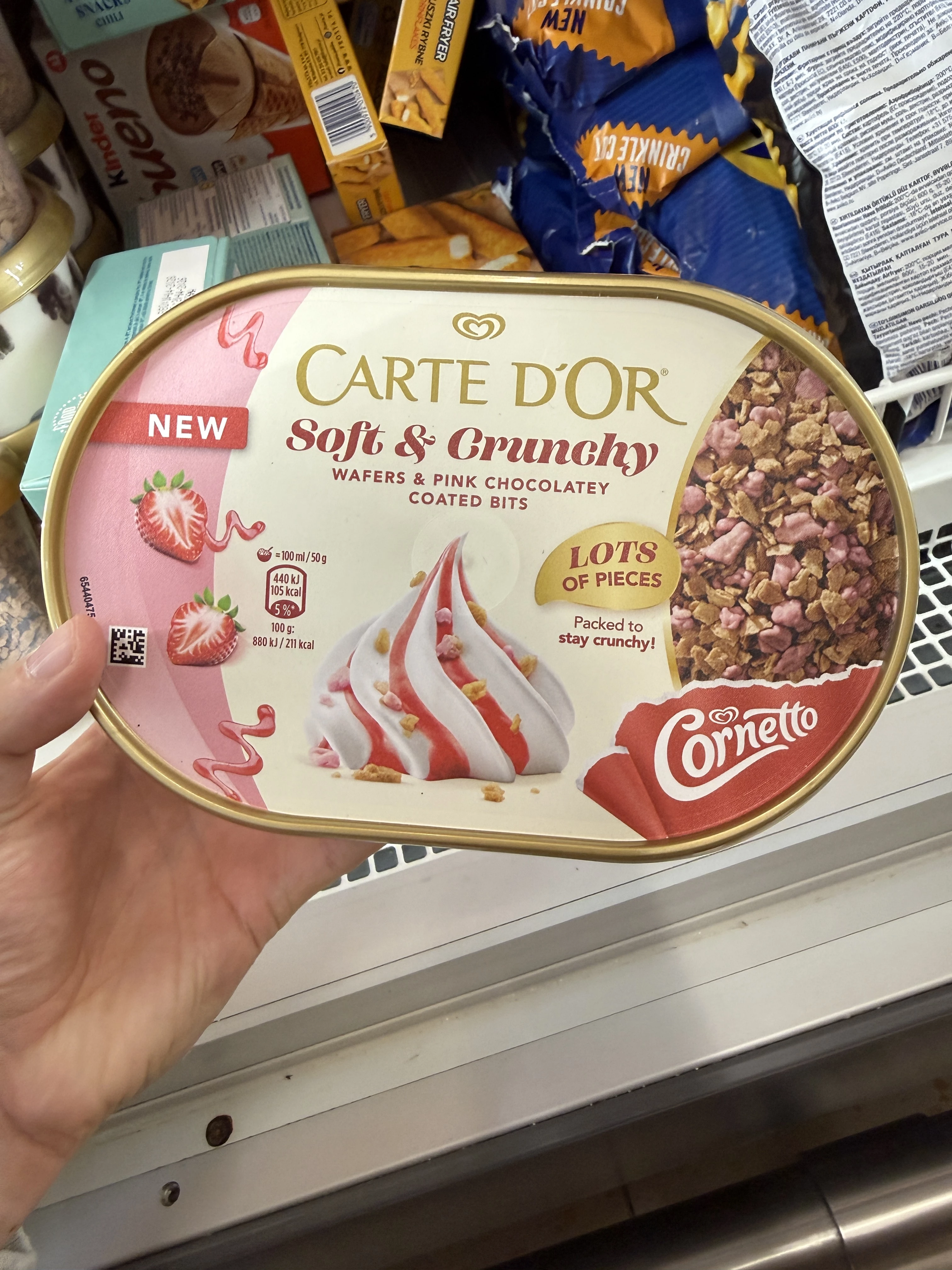Carte D’Or Soft & Crunchy Wafers & Pink Chocolatey Coated Bits | 750ml / 373g