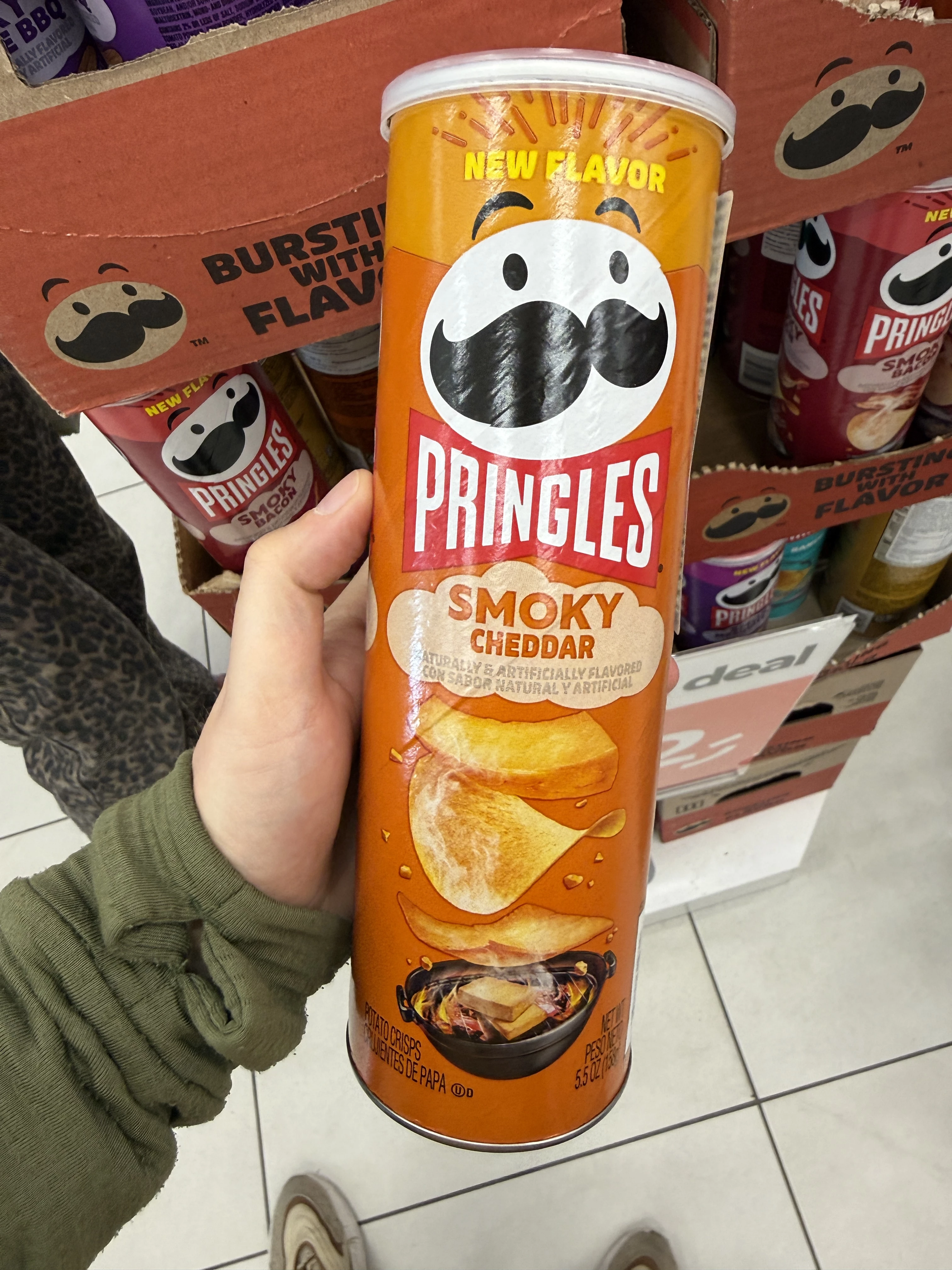 Pringles Smoky Cheddar Potato Crisps | 158g