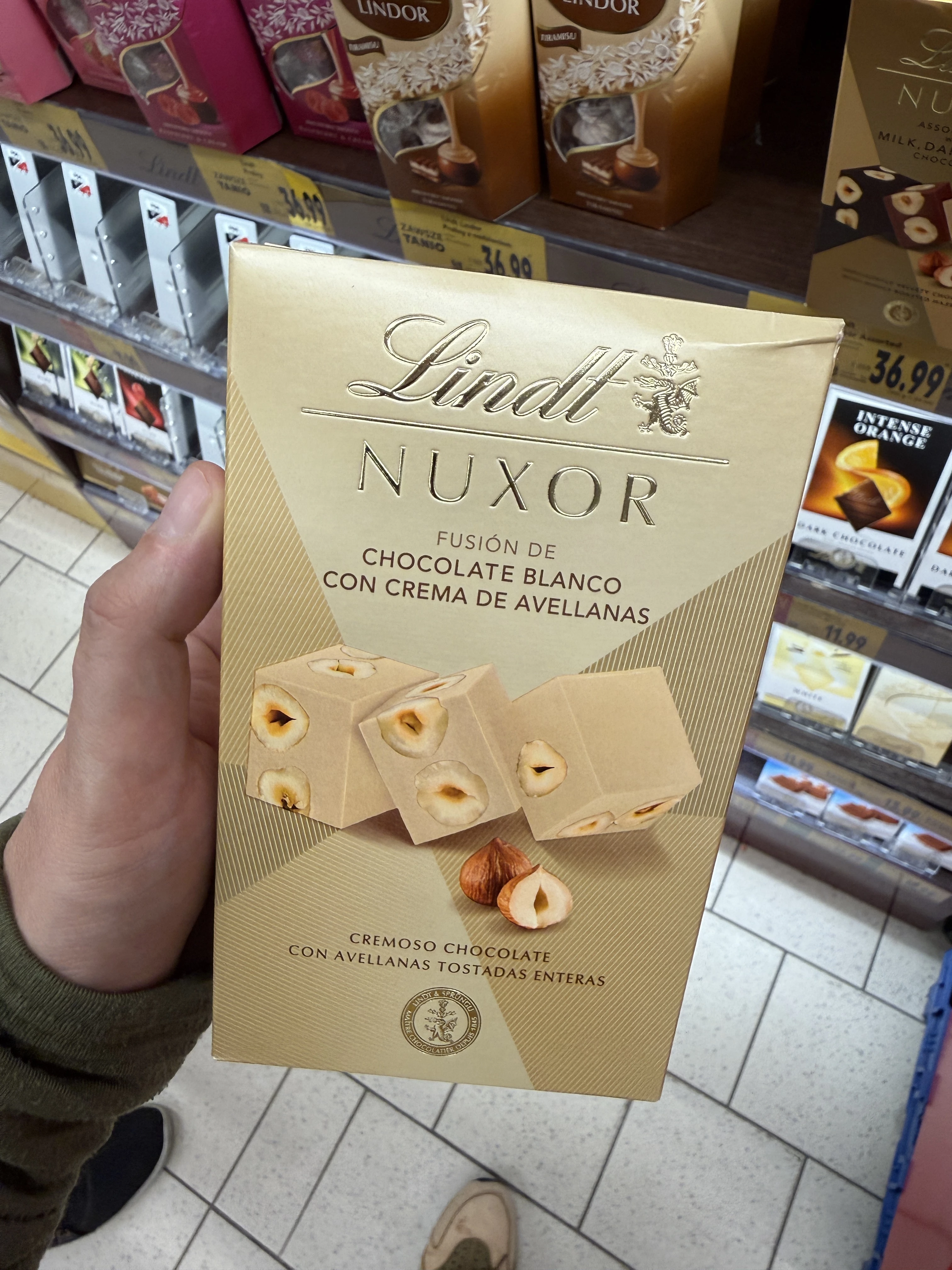 Lindt Nuxor Chocolate Blanco / Biała czekolada z orzechami laskowymi | 150g