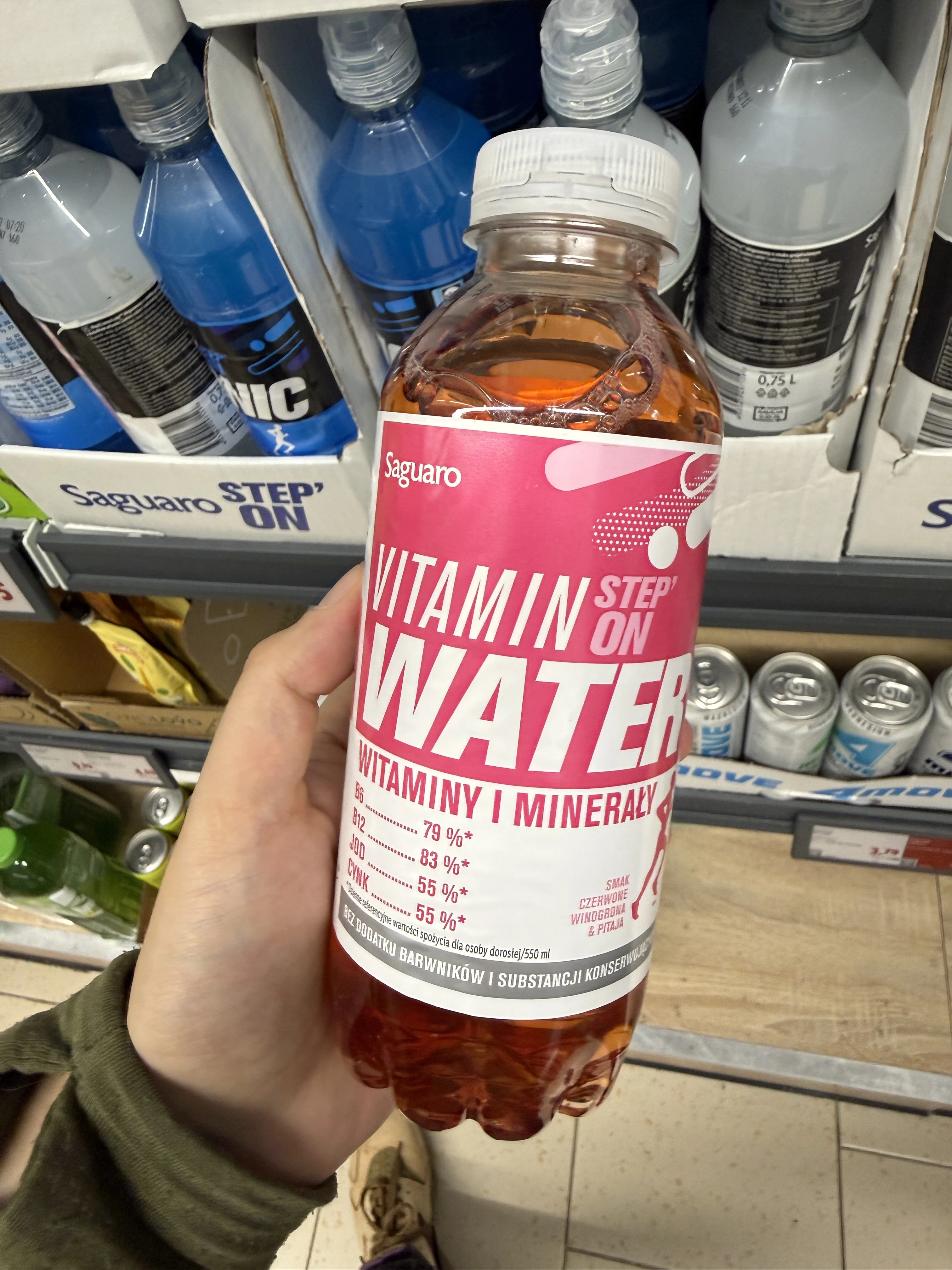 Saguaro Vitamin Step’ On Water Witaminy i minerały smak czerwone winogrona & pitaja | 550ml