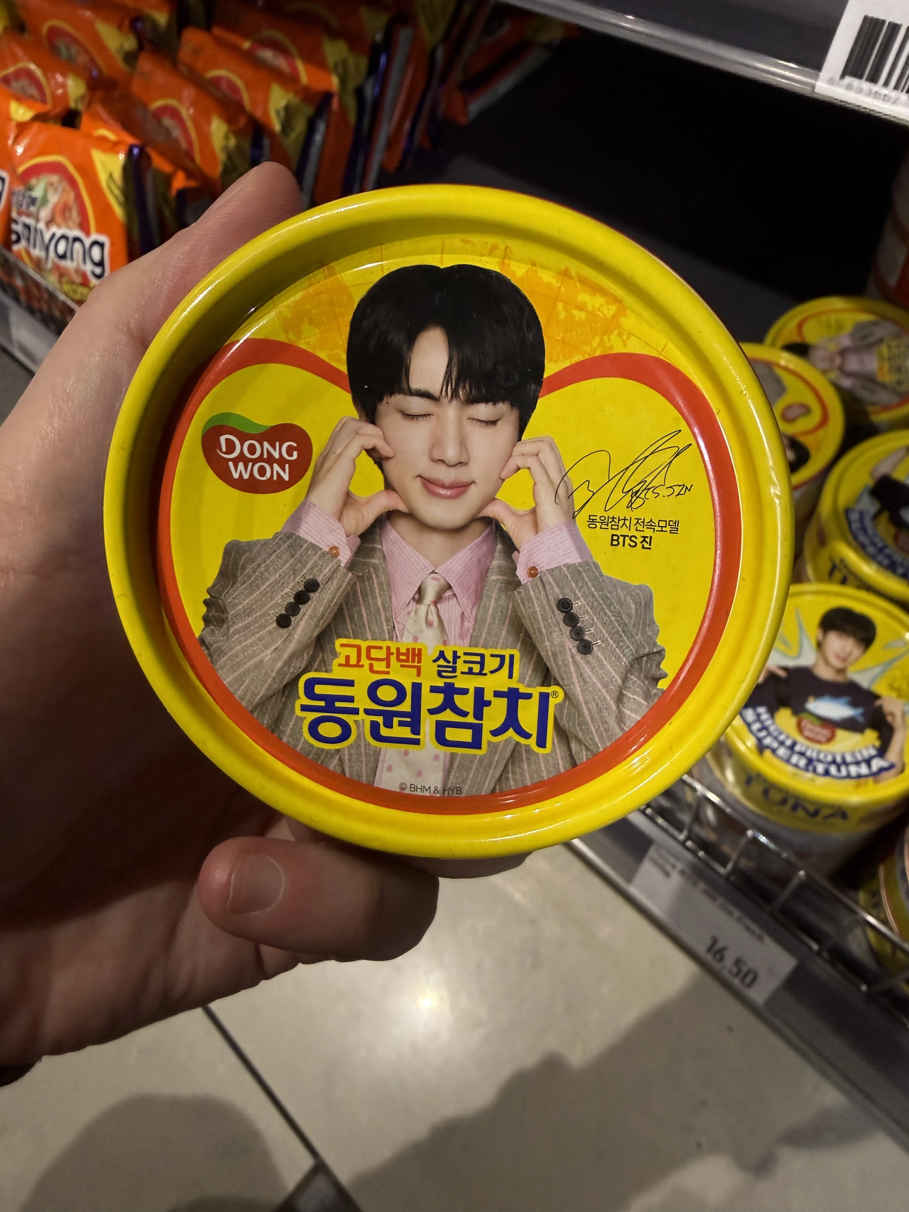 Dongwon Tuna Light Standard BTS Jin (z dłońmi przy twarzy) | 150g