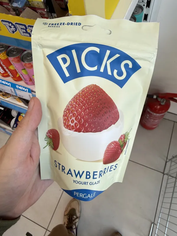 Pergalė Picks Strawberries Yogurt Glaze / Liofilizowane truskawki w polewie jogurtowej | 90g