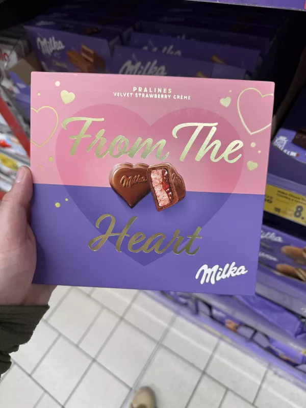 Milka From The Heart Pralines Velvet Strawberry Crème / Czekoladki mleczne z nadzieniem truskawkowym | 114g