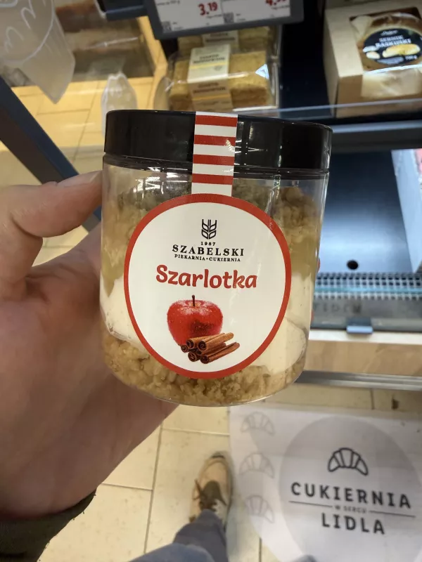 Szabelski Szarlotka Mini deser z kawałkami jabłka, kremem śmietankowo-cynamonowym i kruszonką | 150g