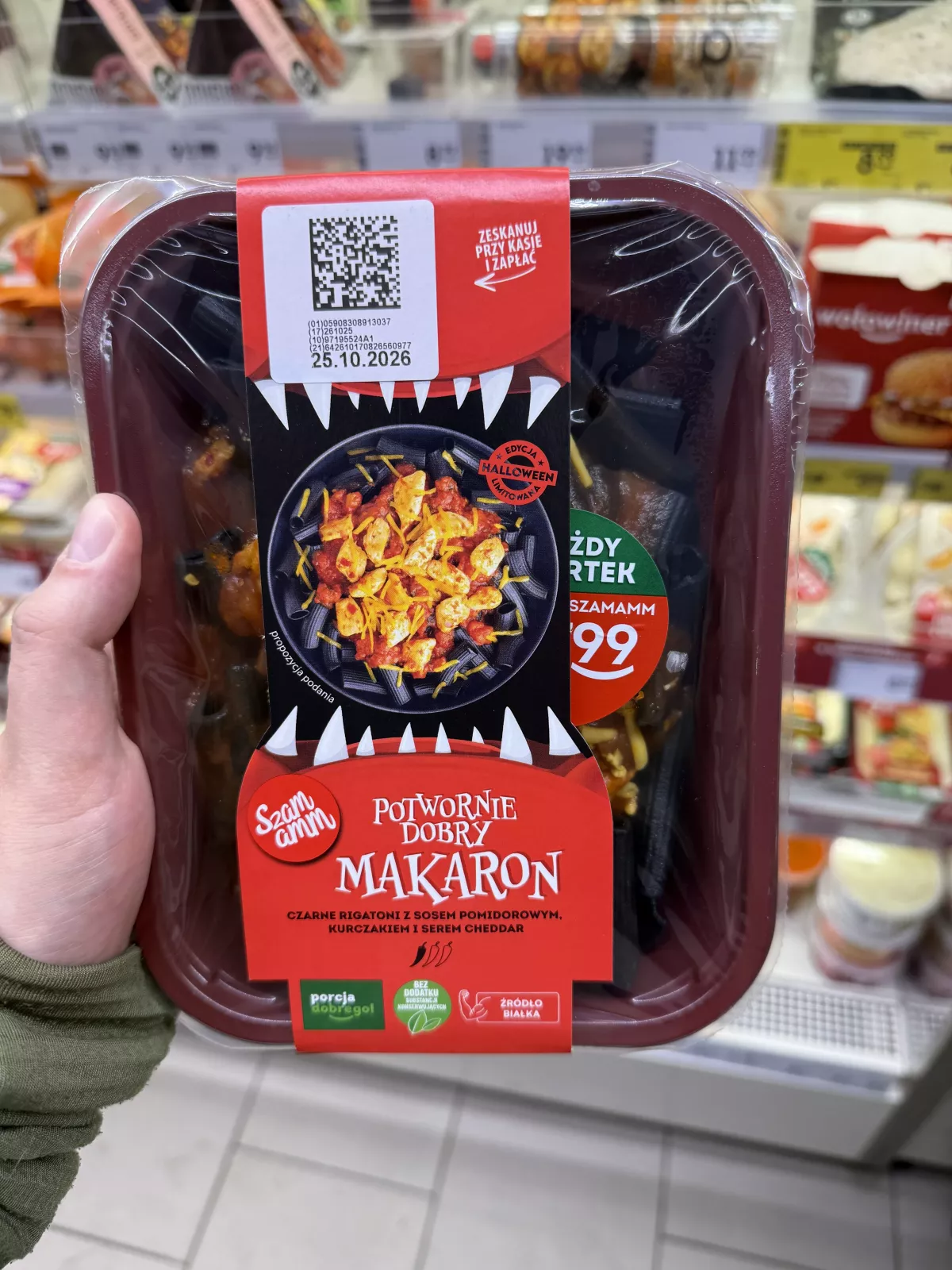 Szamamm Potwornie dobry makaron – czarne rigatoni z sosem pomidorowym, kurczakiem i serem cheddar (Halloween) | 400g