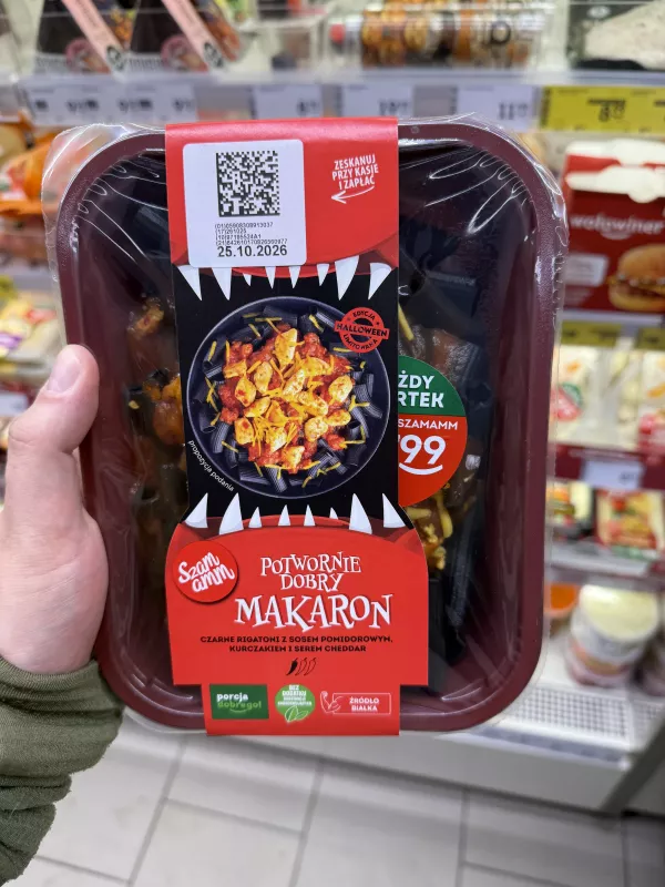 Szamamm Potwornie dobry makaron – czarne rigatoni z sosem pomidorowym, kurczakiem i serem cheddar (Halloween) | 400g