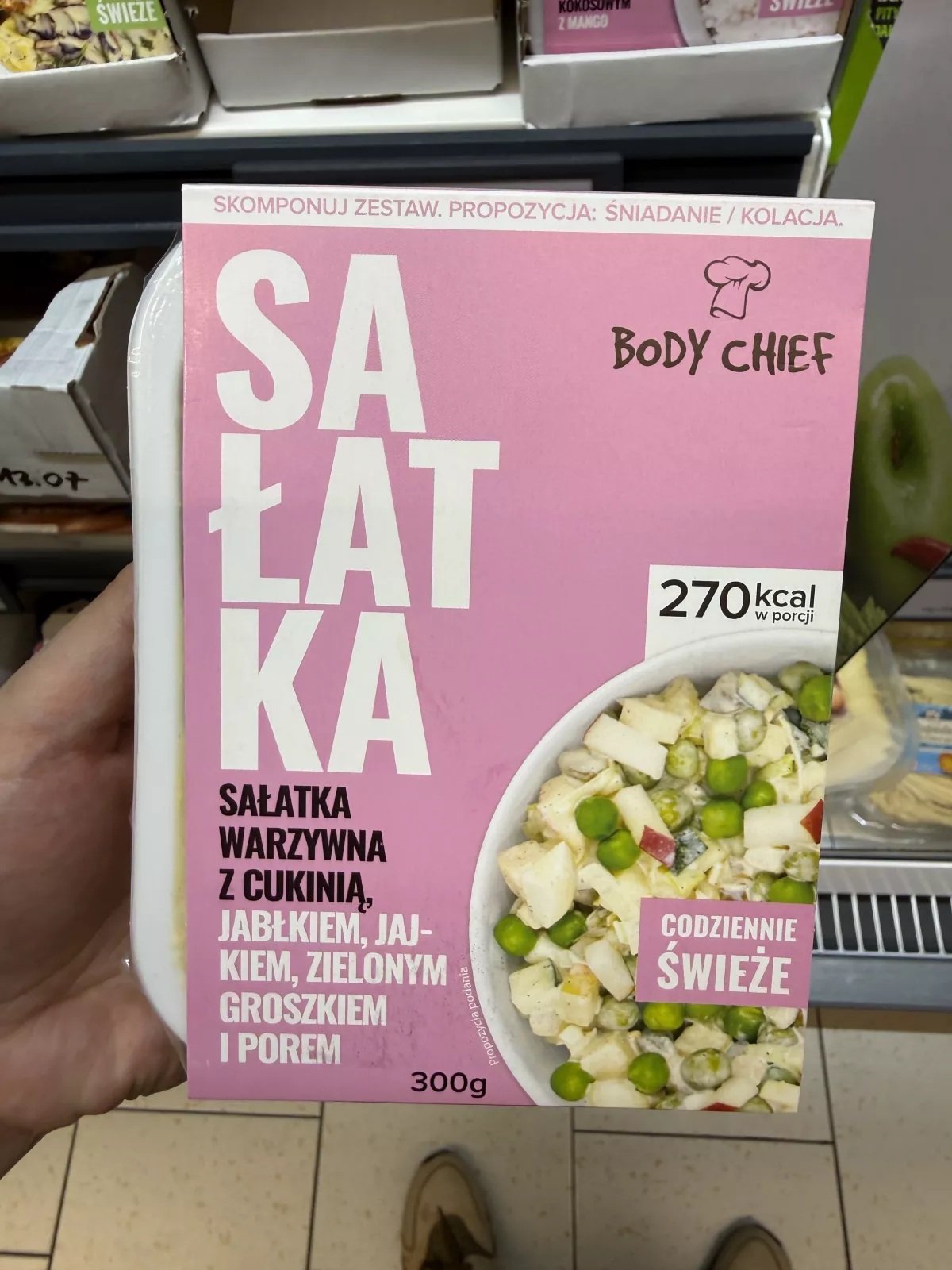 Body Chief Sałatka – sałatka warzywna z cukinią, jabłkiem, jajkiem, zielonym groszkiem i porem | 300g