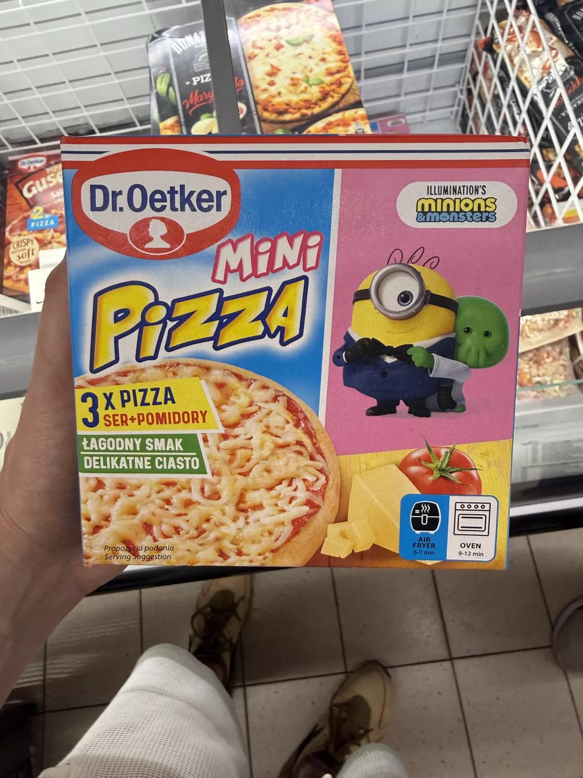 Dr. Oetker Mini Pizza Ser Pomidor Minions & Monsters (Minionek w smokingu z potworkiem) | 220g