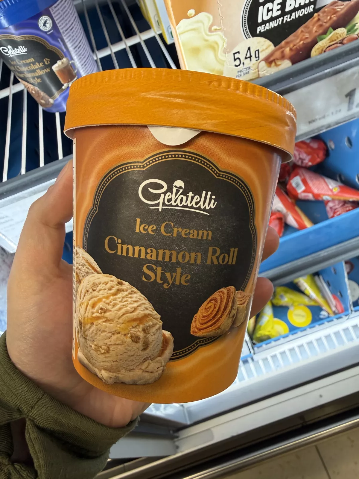 Gelatelli Ice Cream Cinnamon Roll Style / Lody o smaku waniliowym z sosem o smaku solonego karmelu i kruszonką z ciastek cynamonowych | 300g / 500ml
