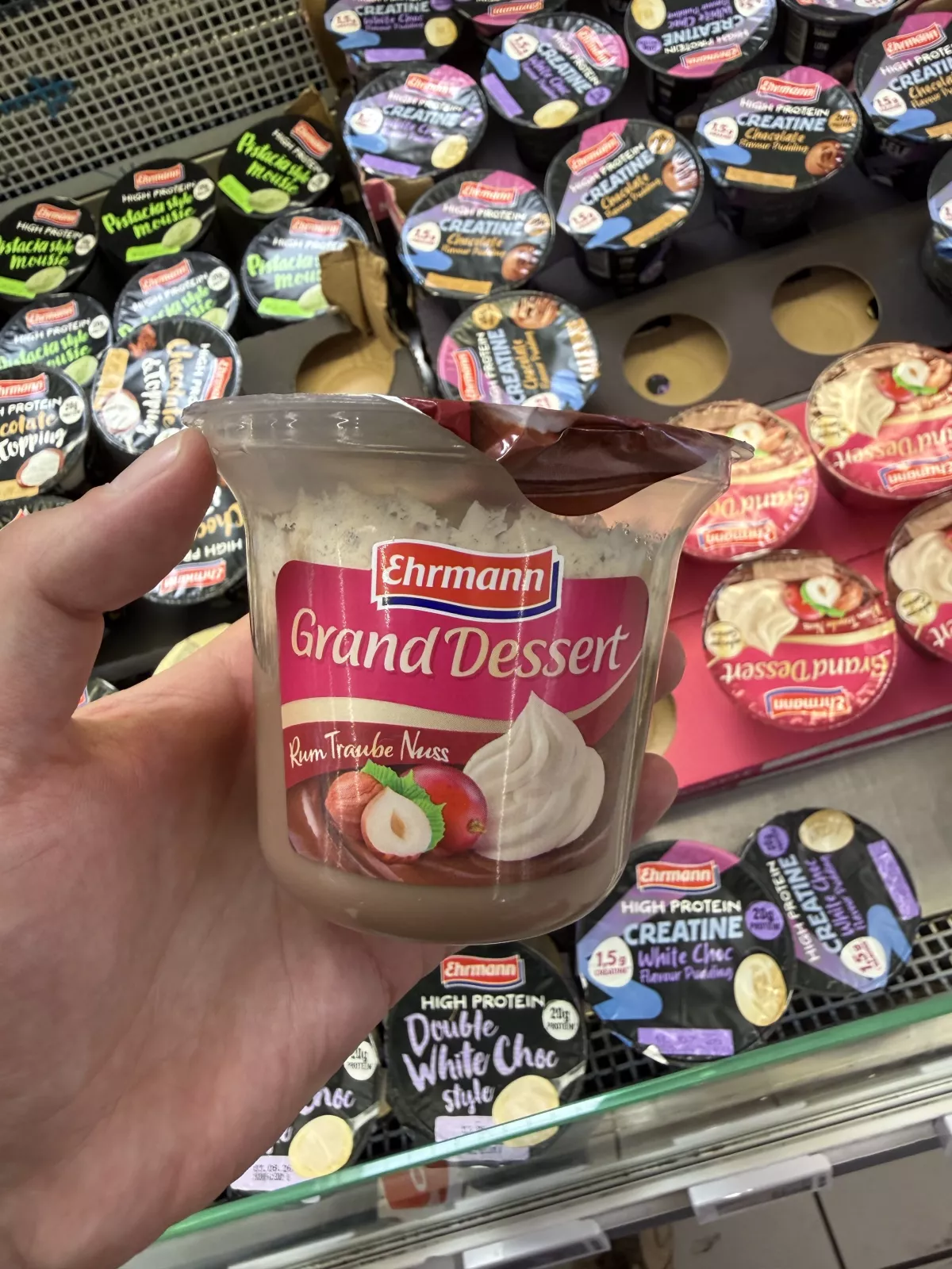 Ehrmann Grand Dessert Rum Traube Nuss / Deser mleczny z orzechów laskowych z bitą śmietanką o smaku rumowo-winogronowym | 190g