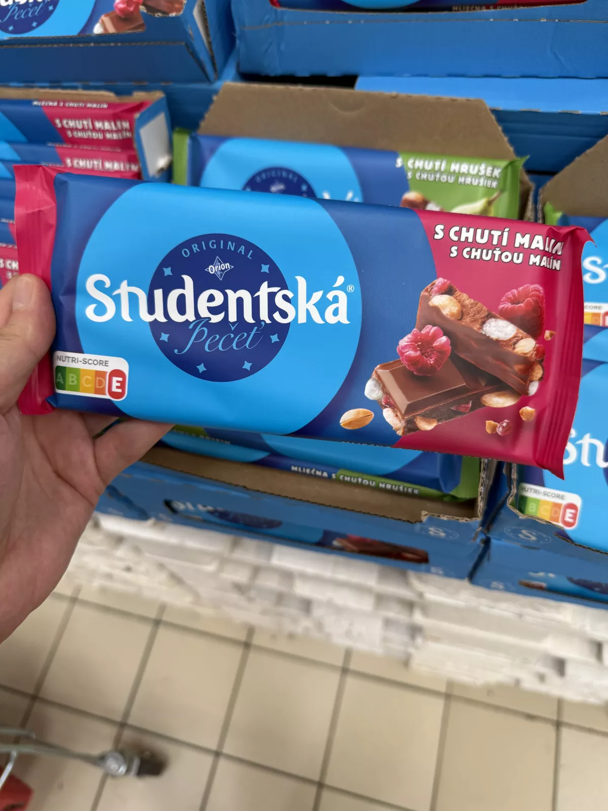 Orion Studentská pečeť mléčná s chutí malin / Czekolada mleczna z orzeszkami ziemnymi, żelkami i galaretką o smaku malinowym | 170g