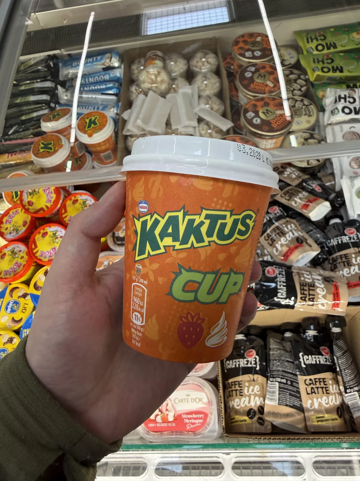 Kaktus Cup lody śmietankowe z sorbetem truskawkowym i polewą o smaku gumy balonowej | 137g / 200ml