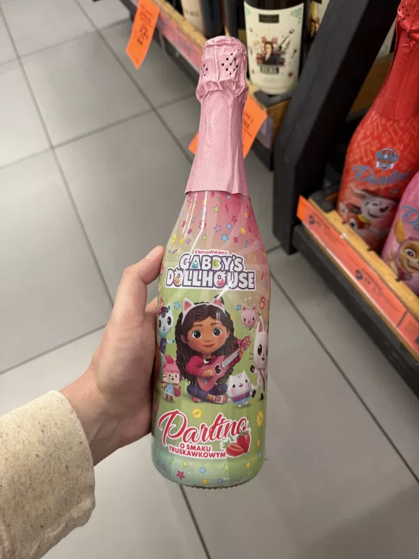 Partino Gabby’s Dollhouse napój owocowy gazowany o smaku truskawkowym | 750ml