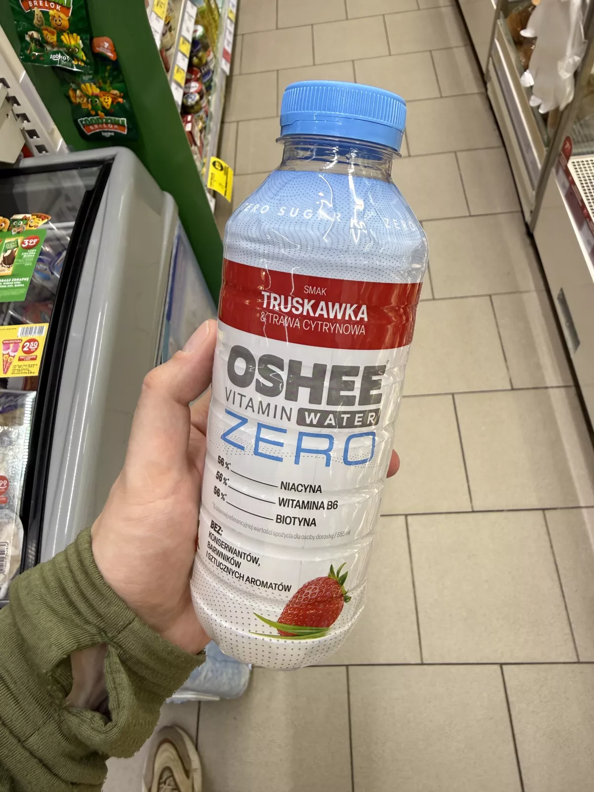 Oshee Vitamin Water Zero Truskawka & Trawa Cytrynowa Iga Świątek | 555ml