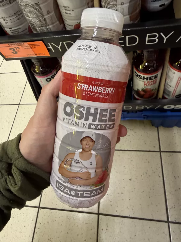 Oshee Vitamin Water Truskawka & Trawa Cytrynowa Iga Świątek | 555ml