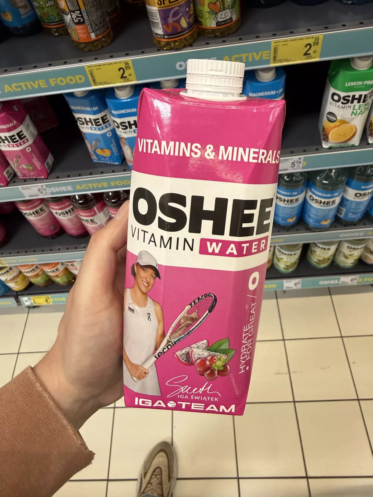 Oshee Vitamin Water Witaminy & Minerały czerwone winogrona-dragonfruit Iga Świątek | 750ml