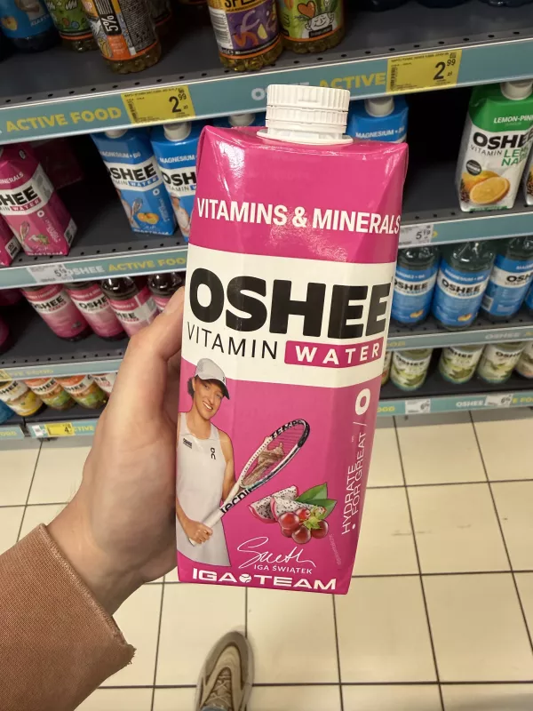 Oshee Vitamin Water Witaminy & Minerały czerwone winogrona-dragonfruit Iga Świątek | 750ml