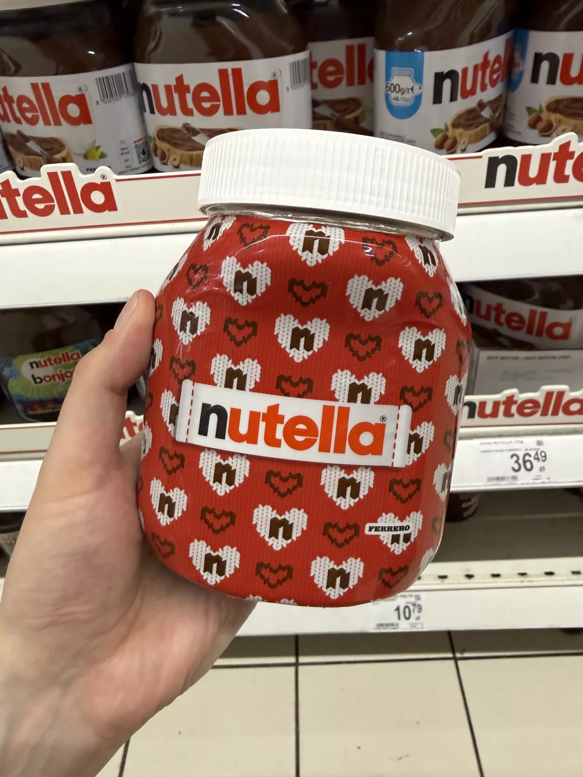 Nutella krem do smarowania z orzechami laskowymi i kakao (edycja świąteczna, sweter w serca) | 600g