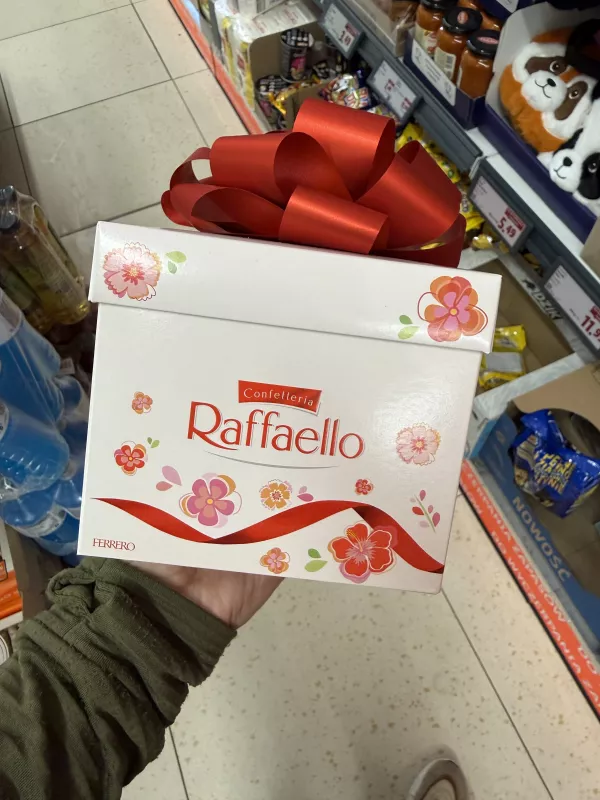 Raffaello edycja kwiatowa w pudełku z kokardą | 300g